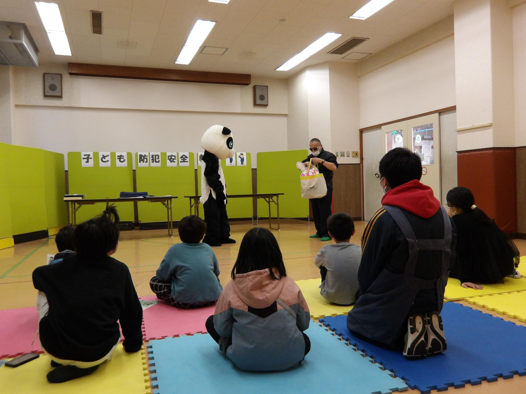 子どもたちが防犯の劇を観ている写真