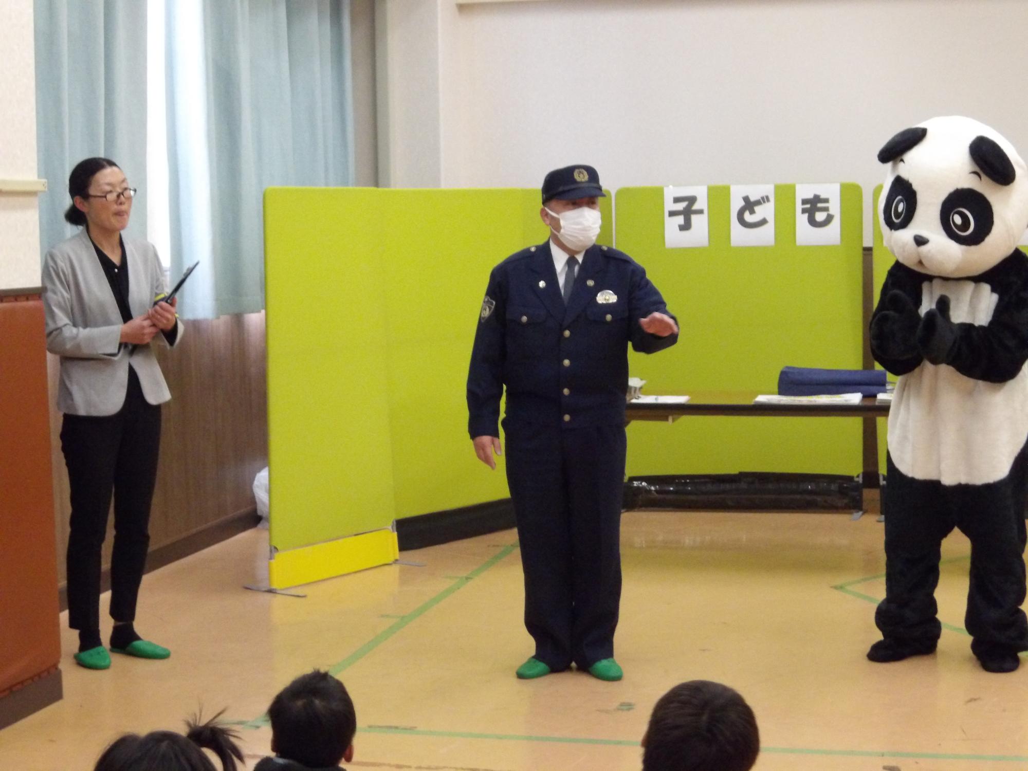 警察官の方が安全についての話をしている様子