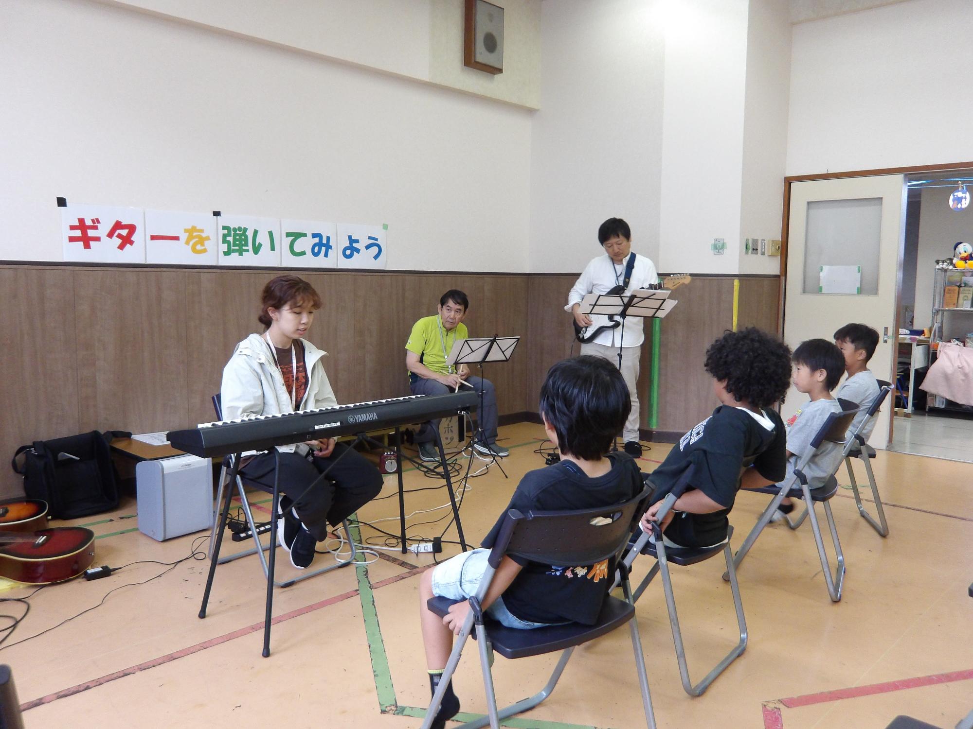 ギター行事で演奏している様子の写真