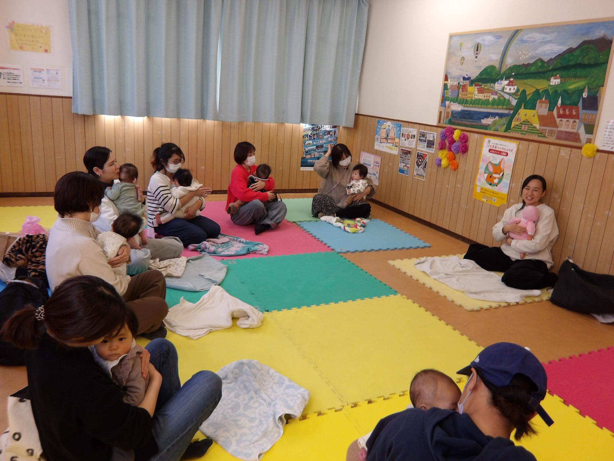 乳幼児親子がベビーマッサージをしている写真