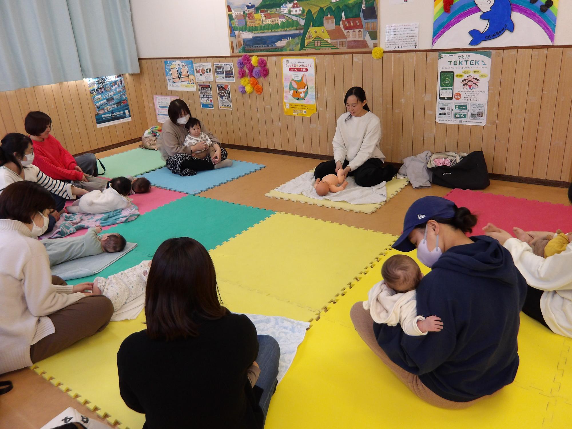 乳幼児親子がベビーマッサージをしている写真