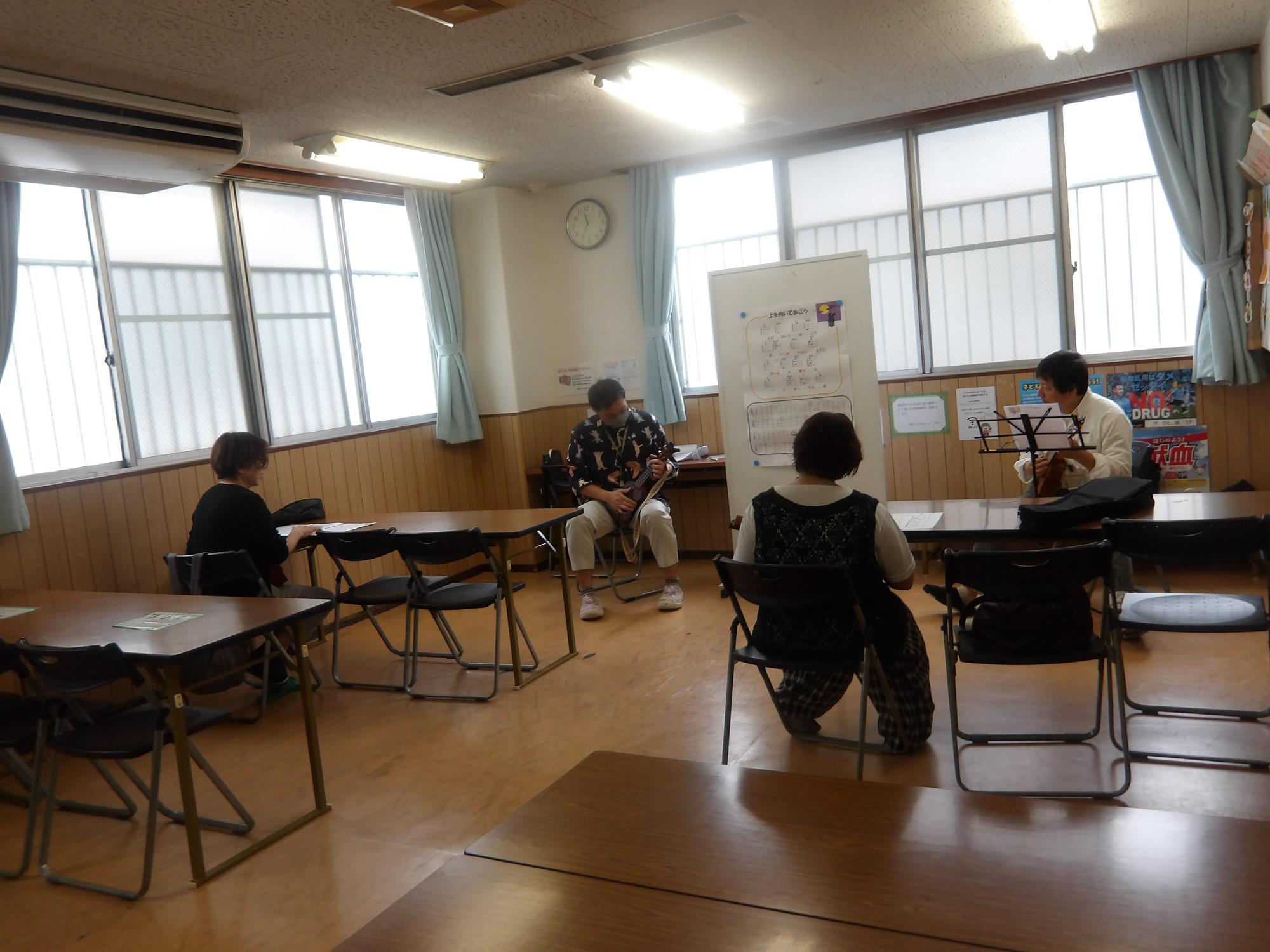 ウクレレをみんなで弾いている様子の写真