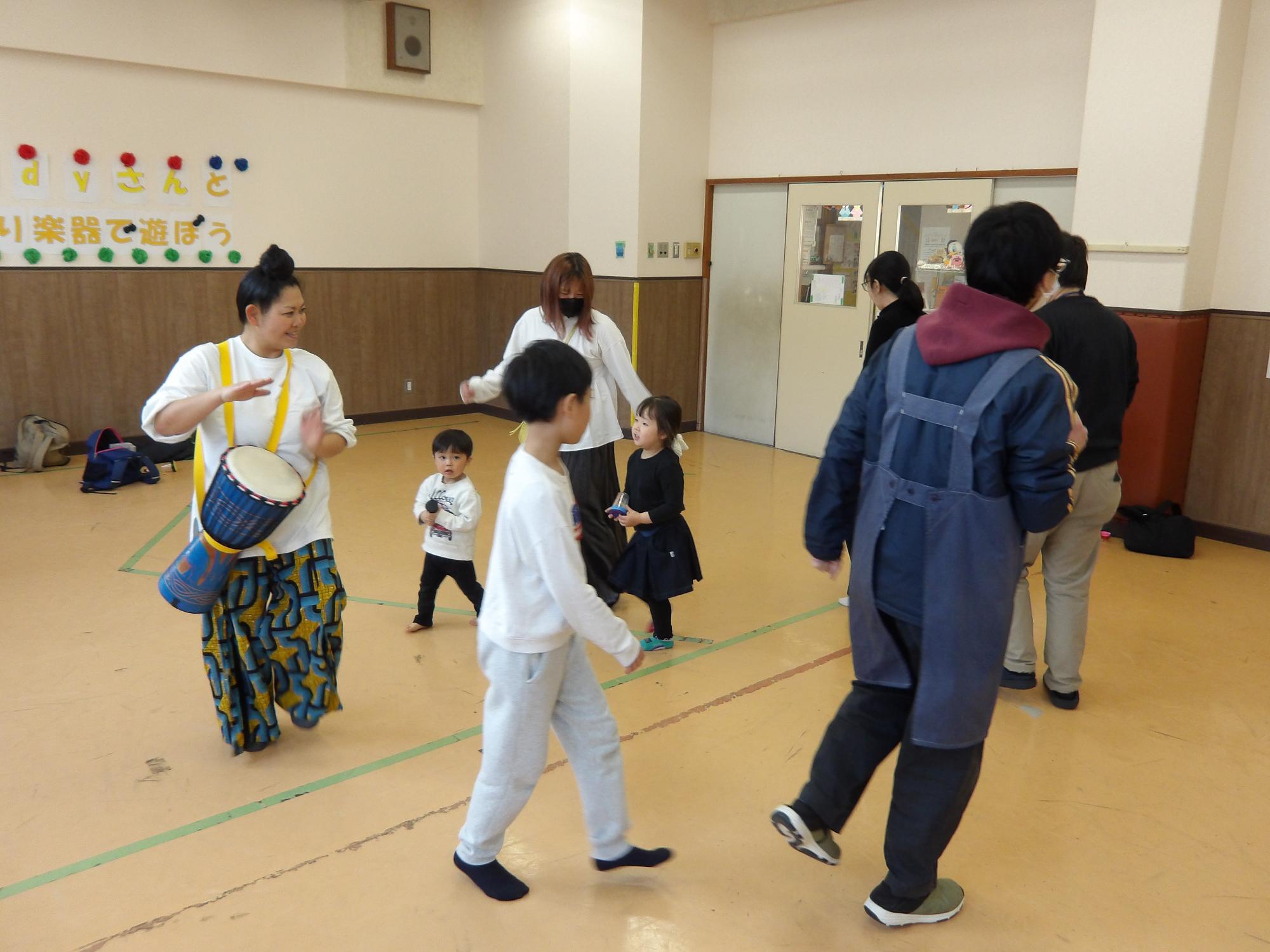 みんなでリズムに合わせて踊っている様子の写真