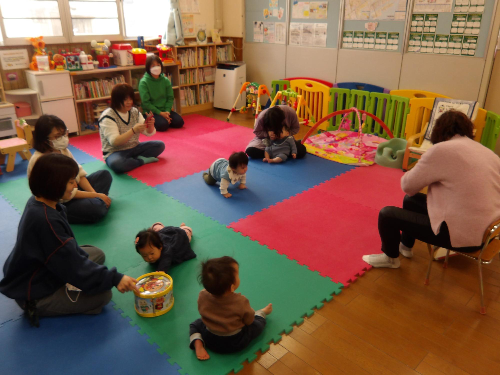 講師が乳幼児親子に読み聞かせをしている写真