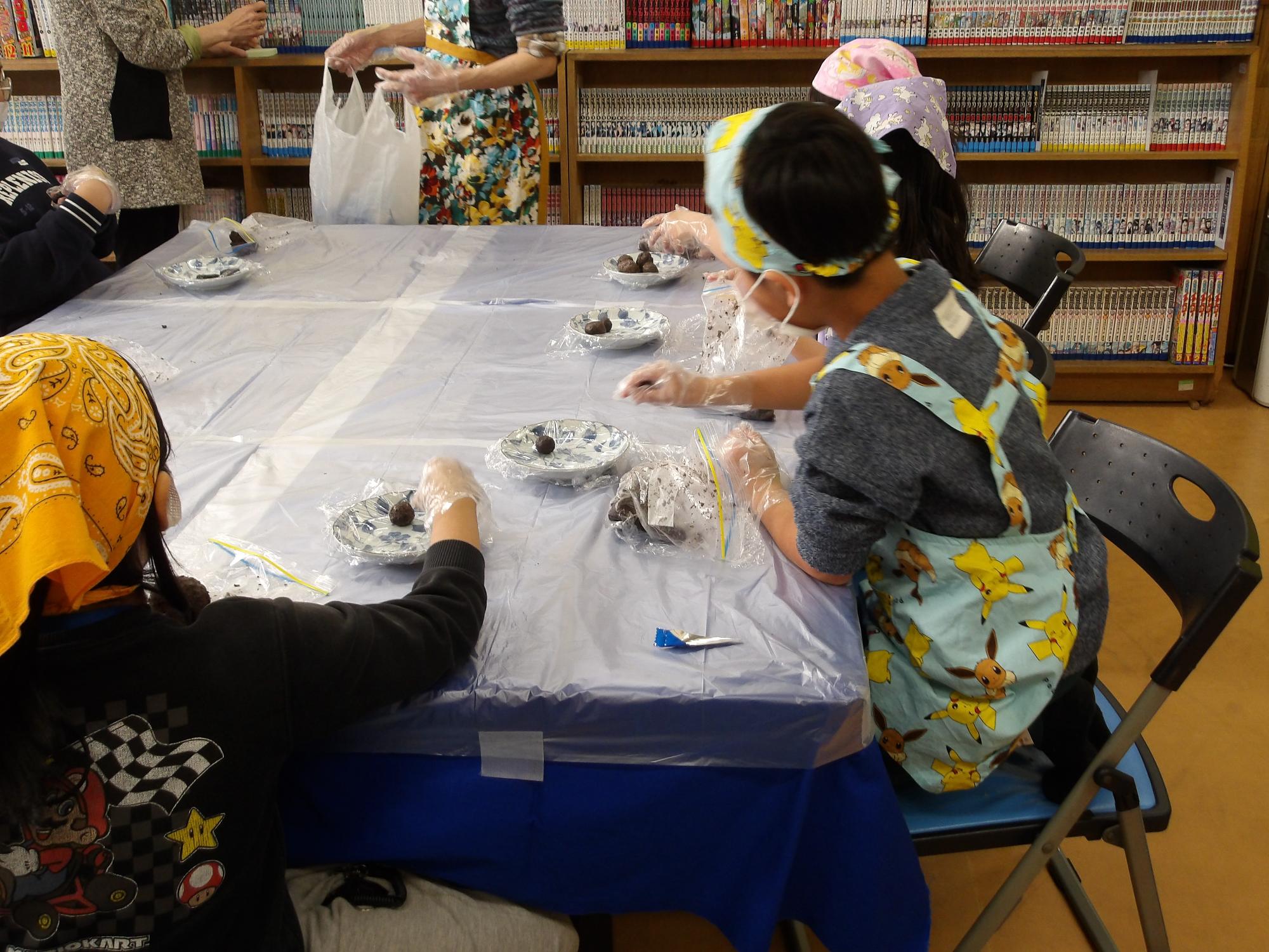 お菓子作りの様子の写真