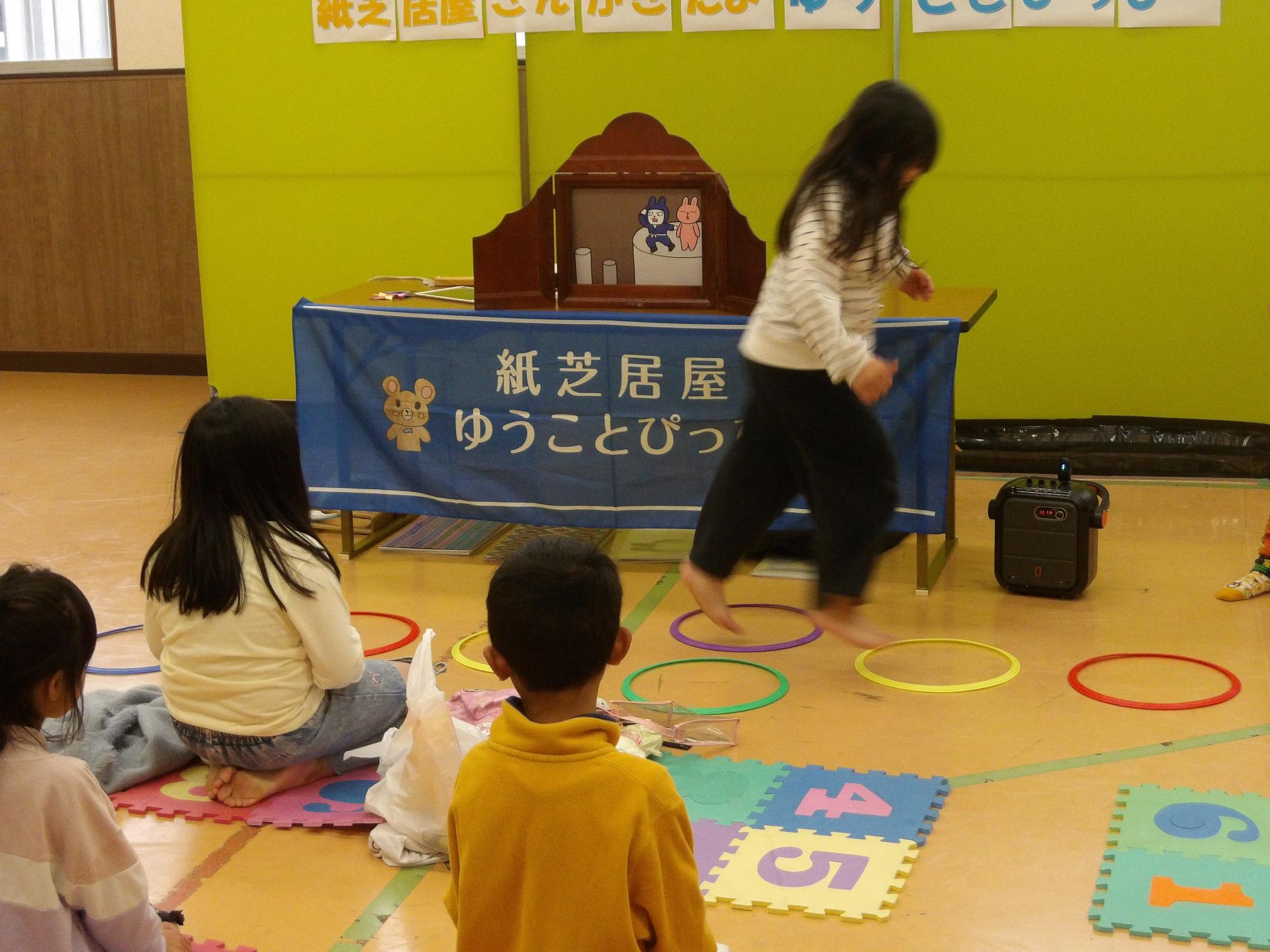 忍者修行の紙芝居の様子の写真