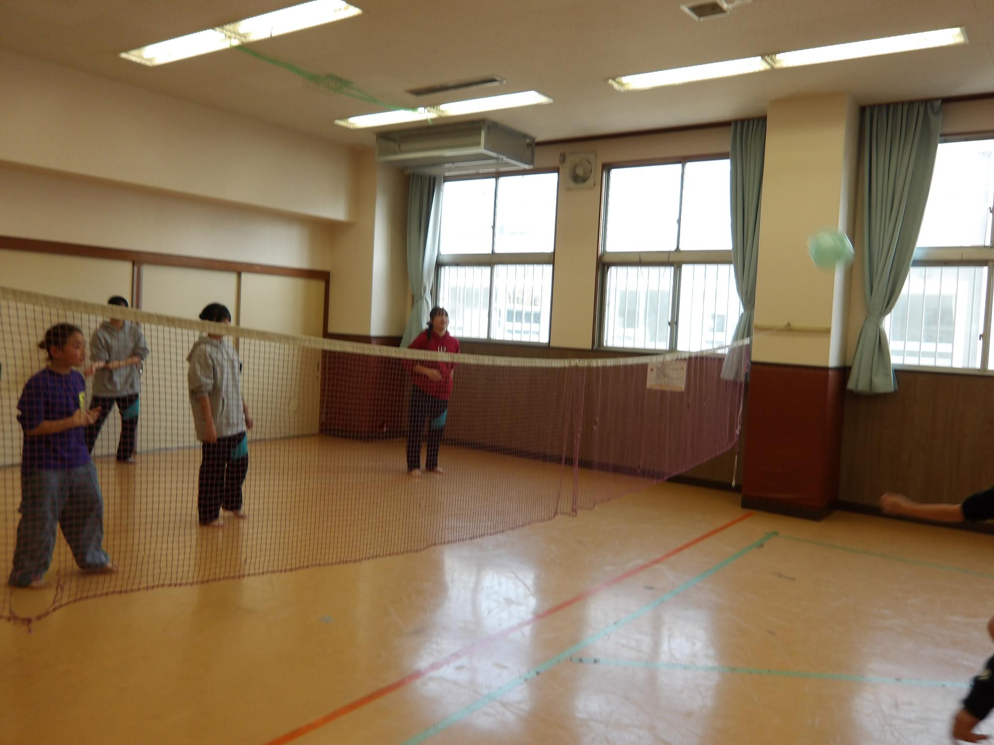 子どもたちがバレーボールをしている写真