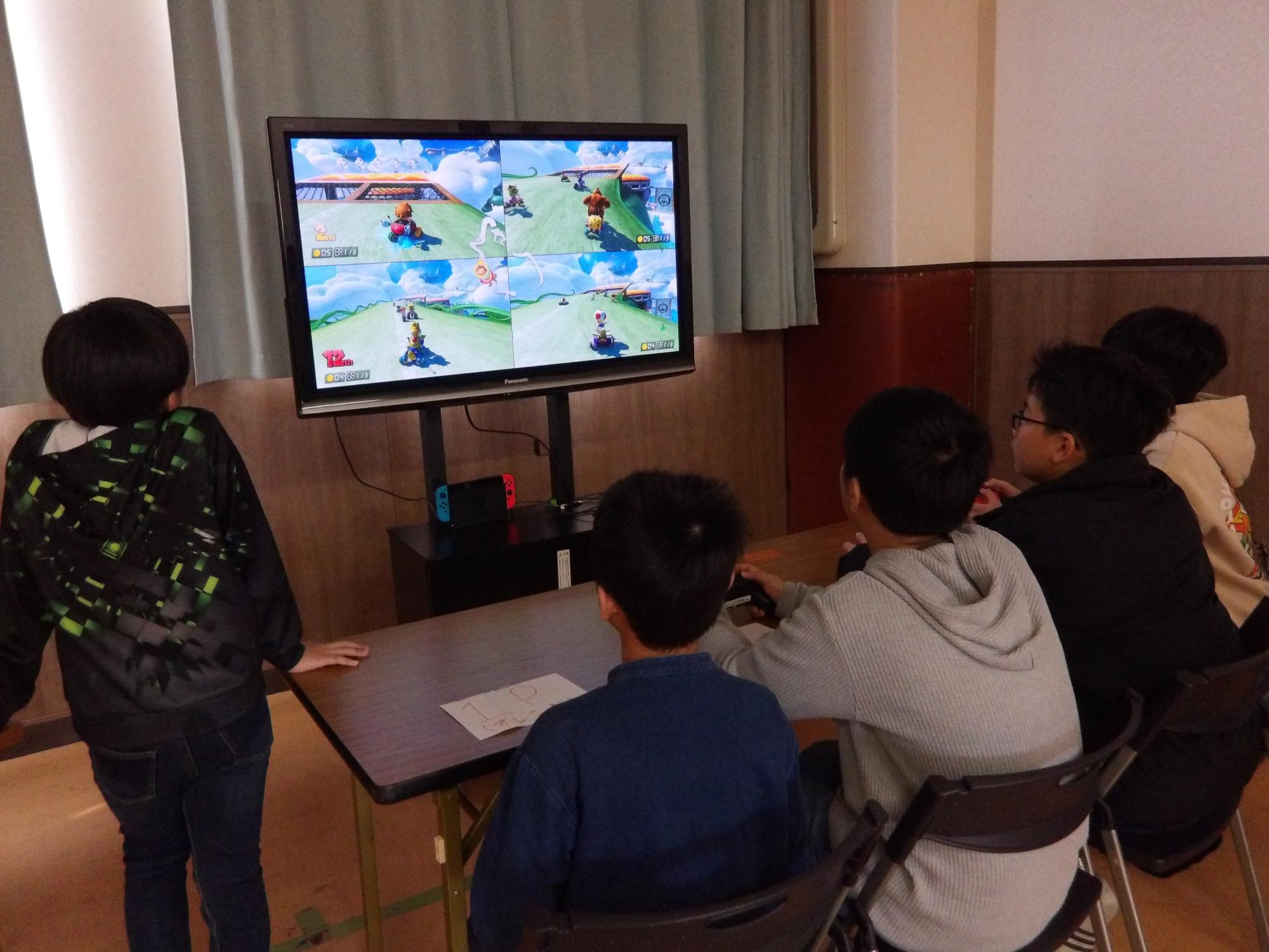 子どもたちがゲームをしている写真