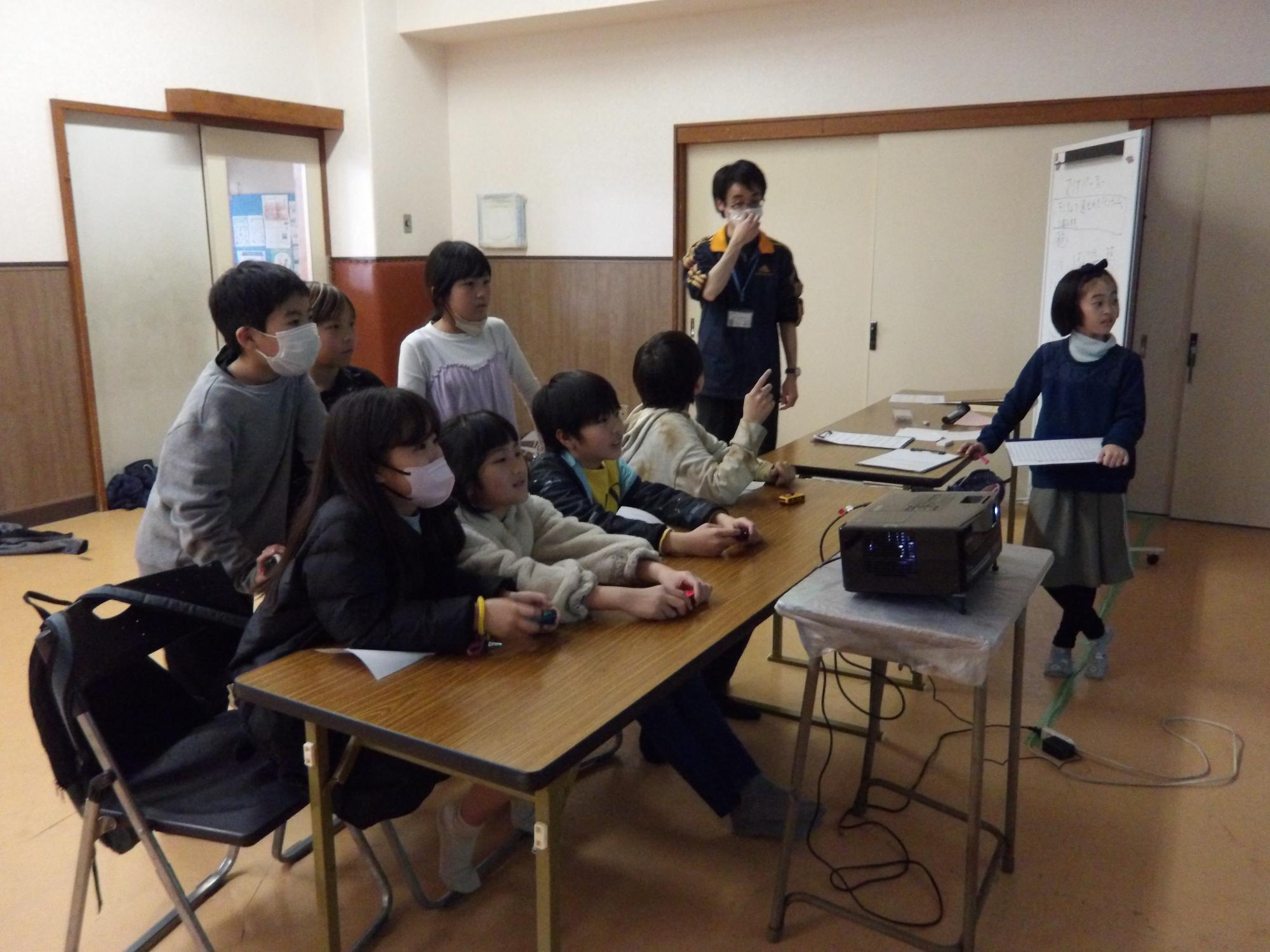 子どもたちがゲームをしている写真