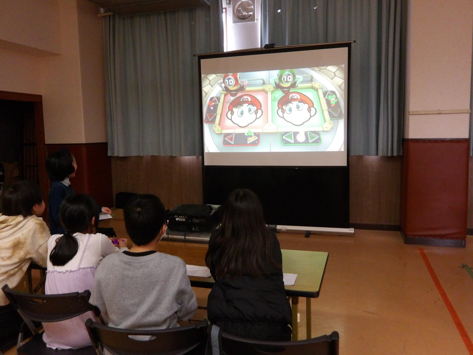 子どもたちがゲームをしている写真
