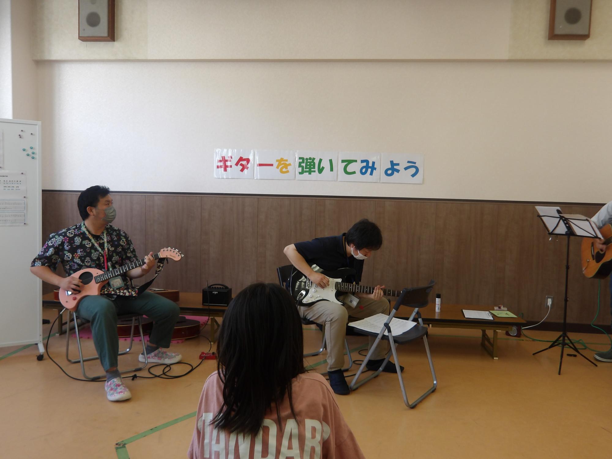 ギターを演奏している様子の写真