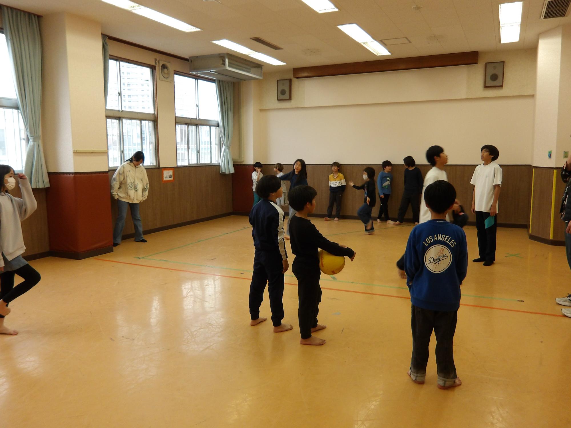 ドッジボールで遊んでいる様子の写真