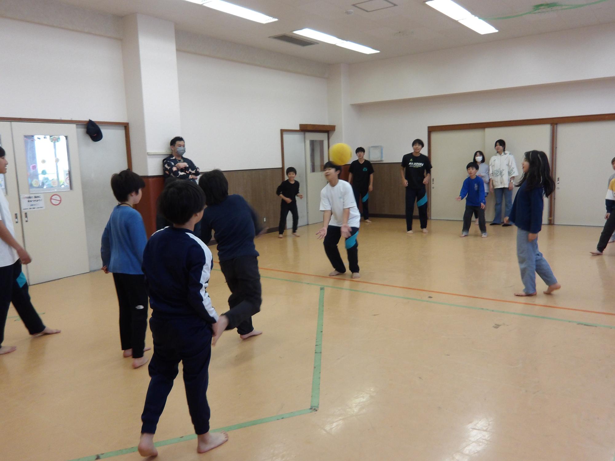 ドッジボールで遊んでいる様子の写真