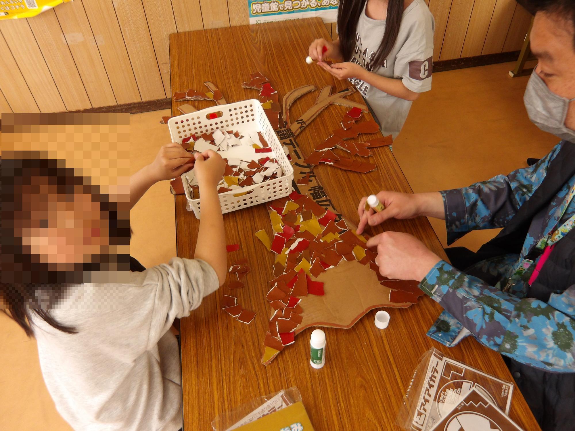 決意表明の木を作っている様子の写真