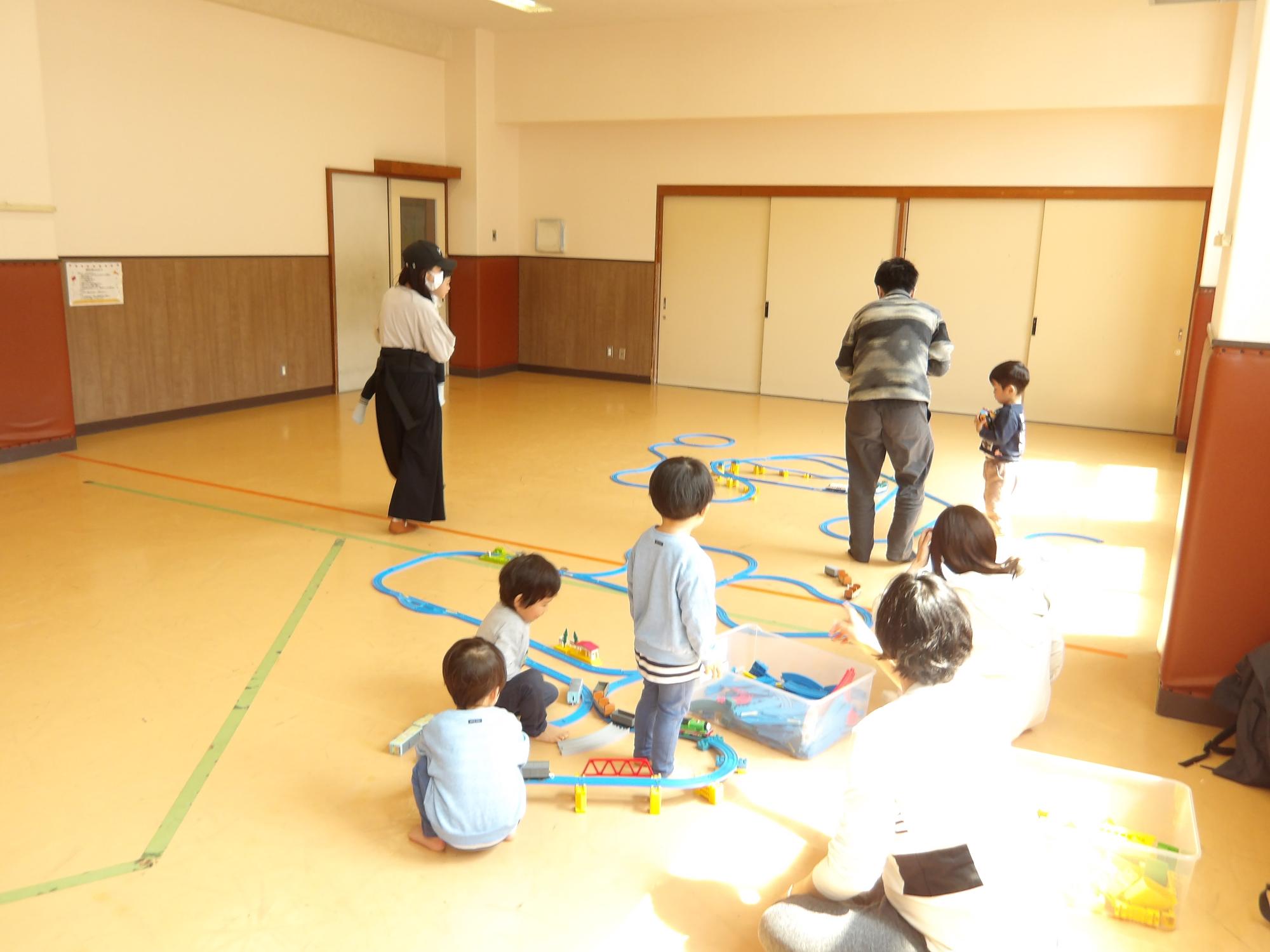プラレールで遊んでいる様子の写真
