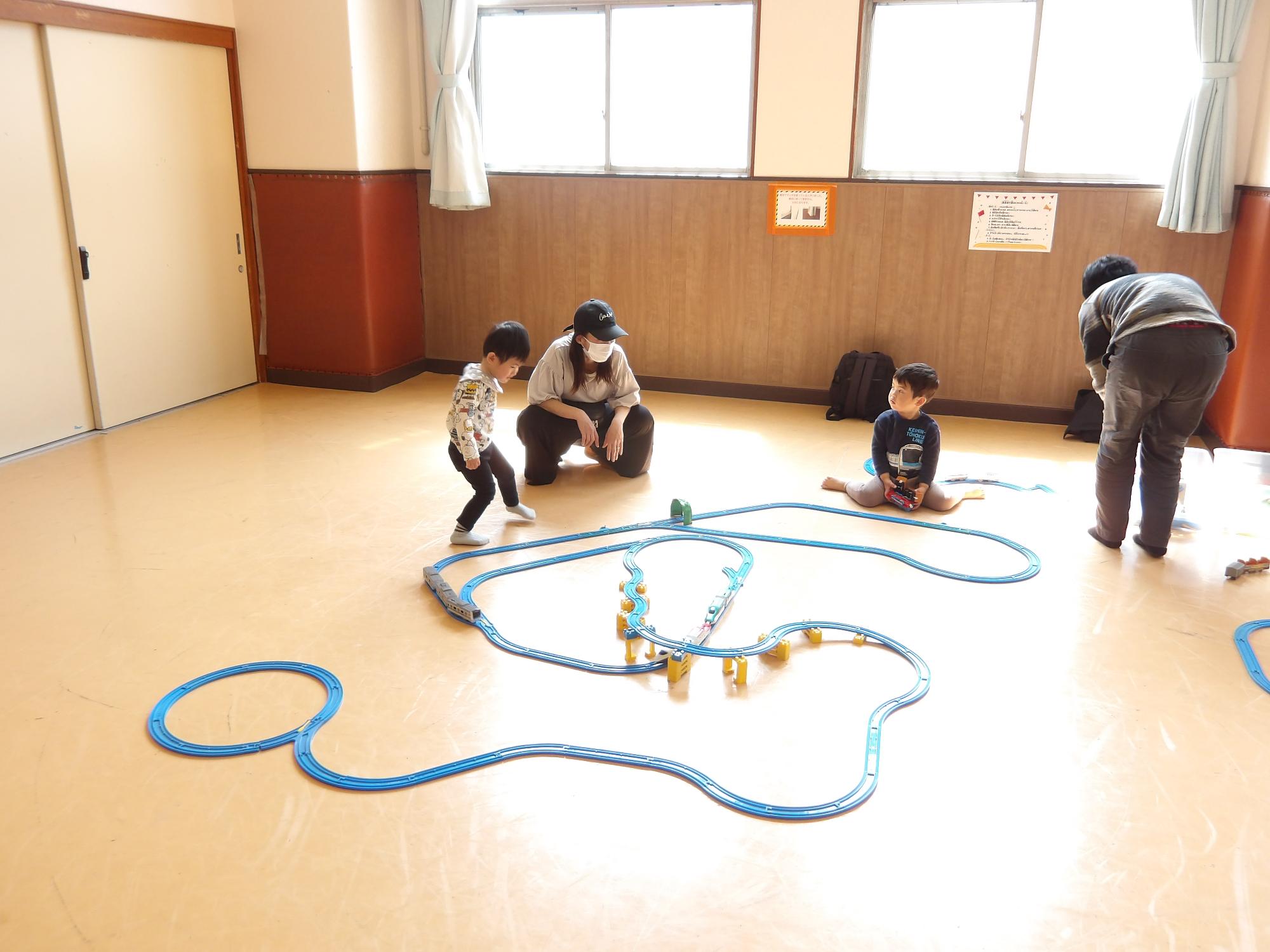 プラレールで遊んでいる様子の写真