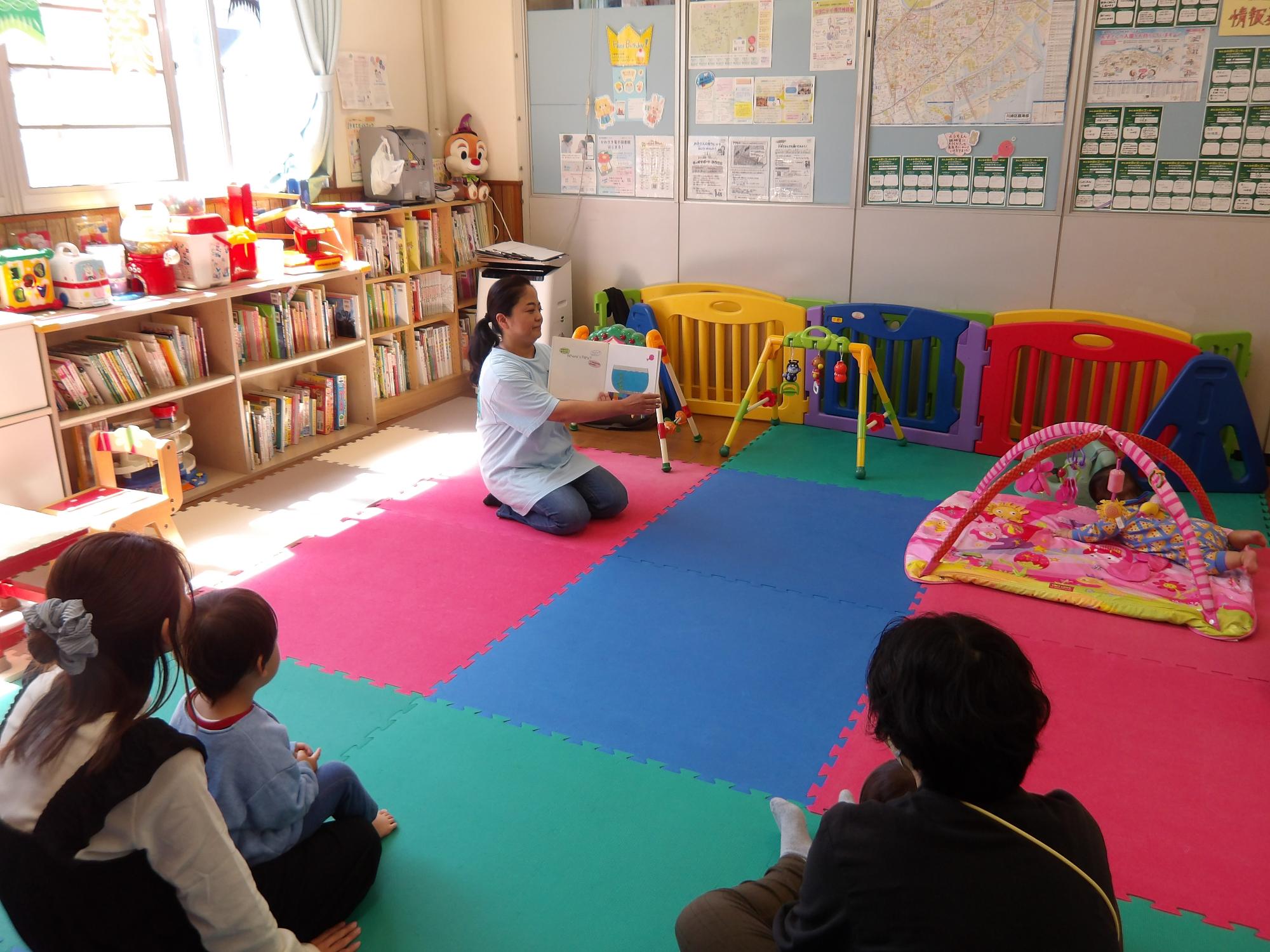 多言語で読み聞かせをしている様子の写真