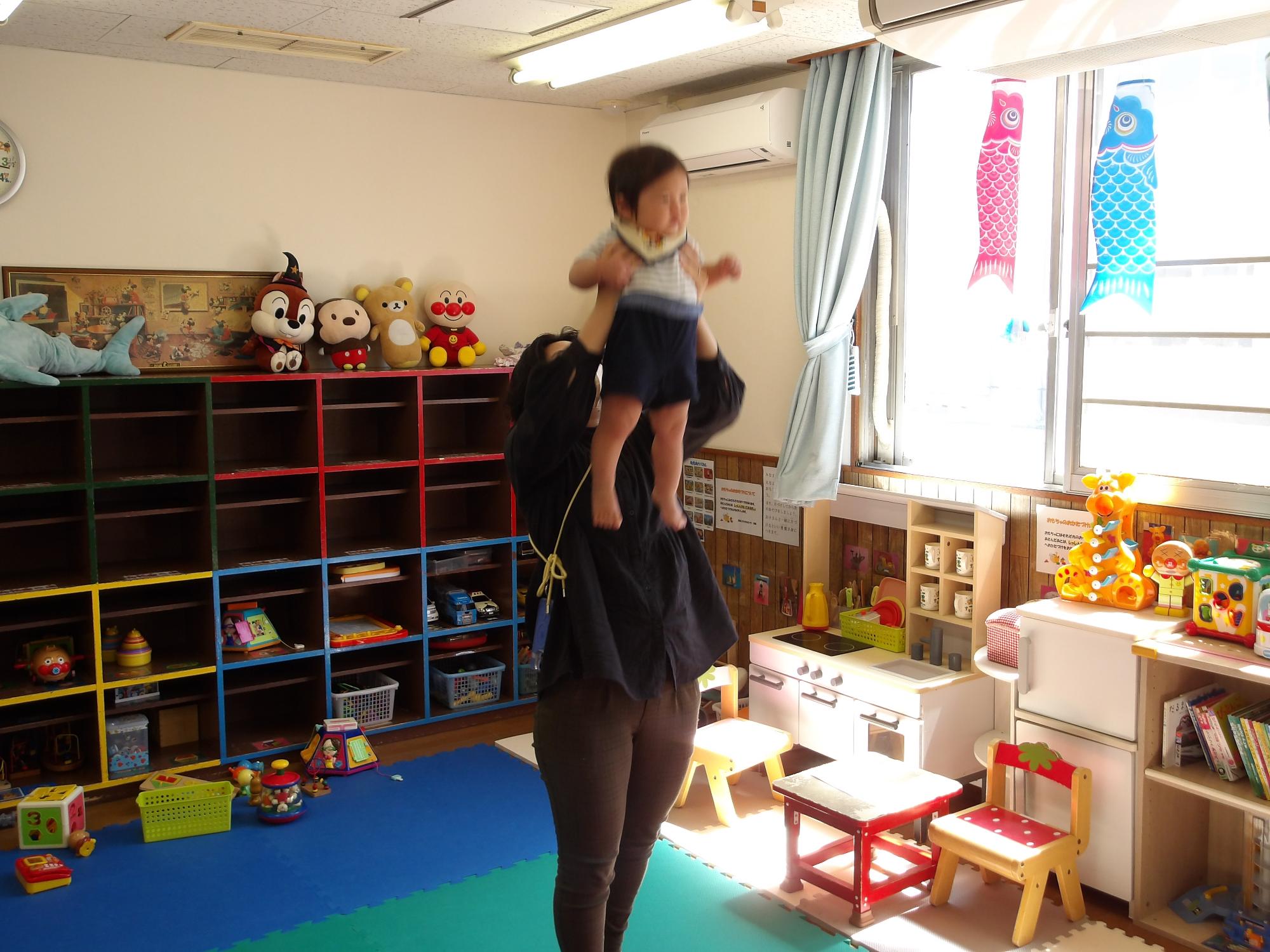 外国の音楽に合わせて身体を動かしている様子の写真
