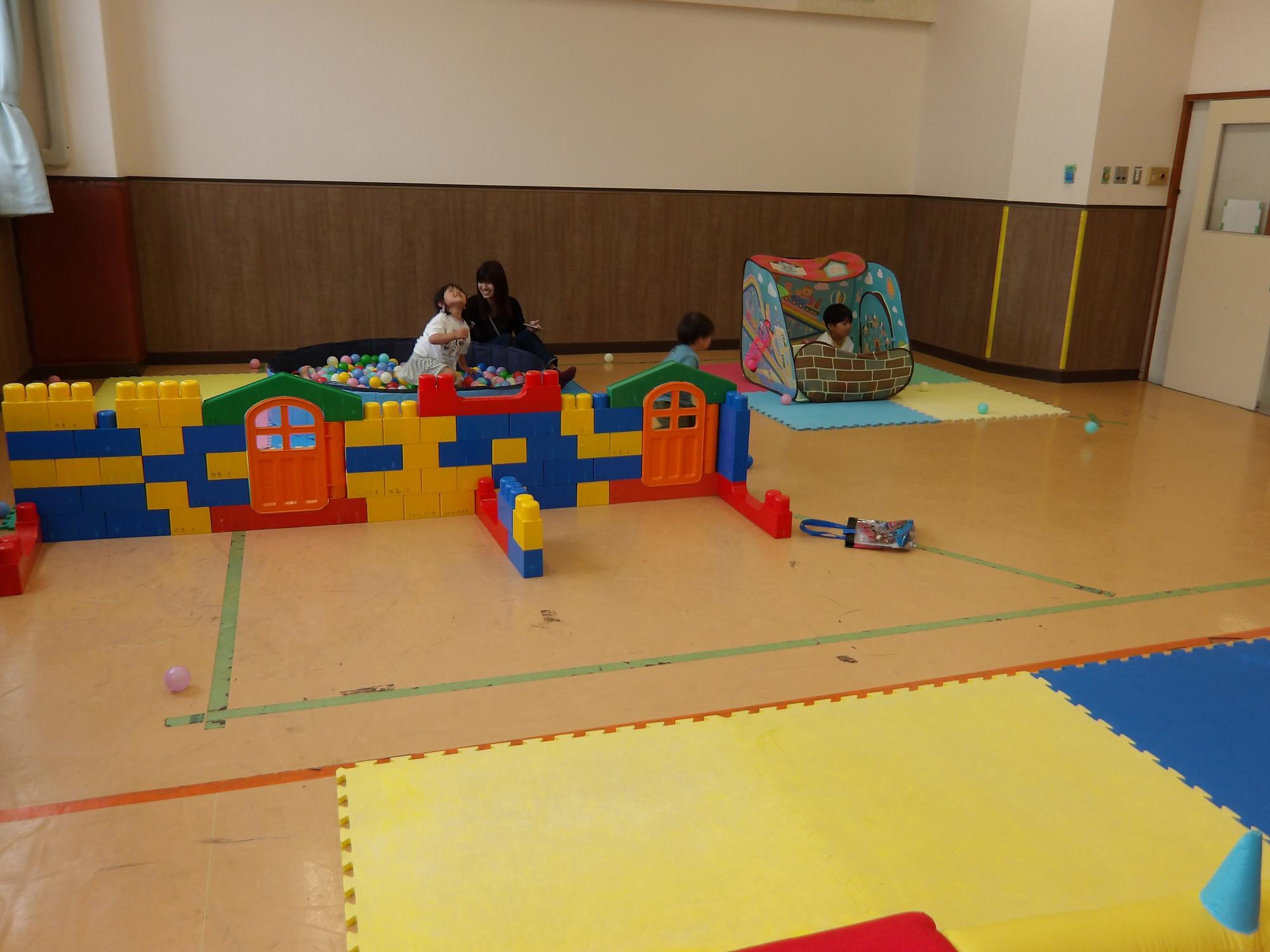 プレイパークで遊んでいる様子の写真