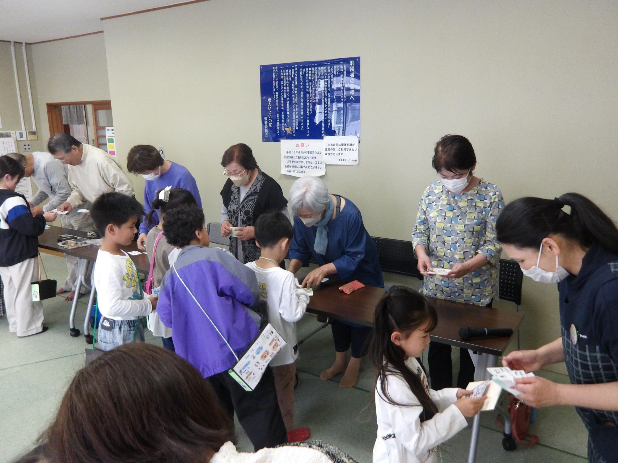 名刺交換をしている子どもたちの写真