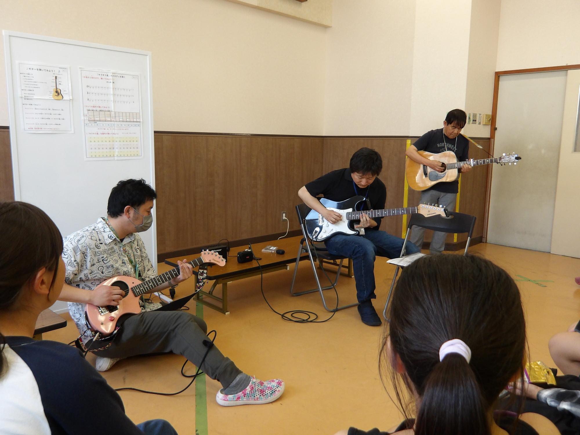 演奏している職員の写真