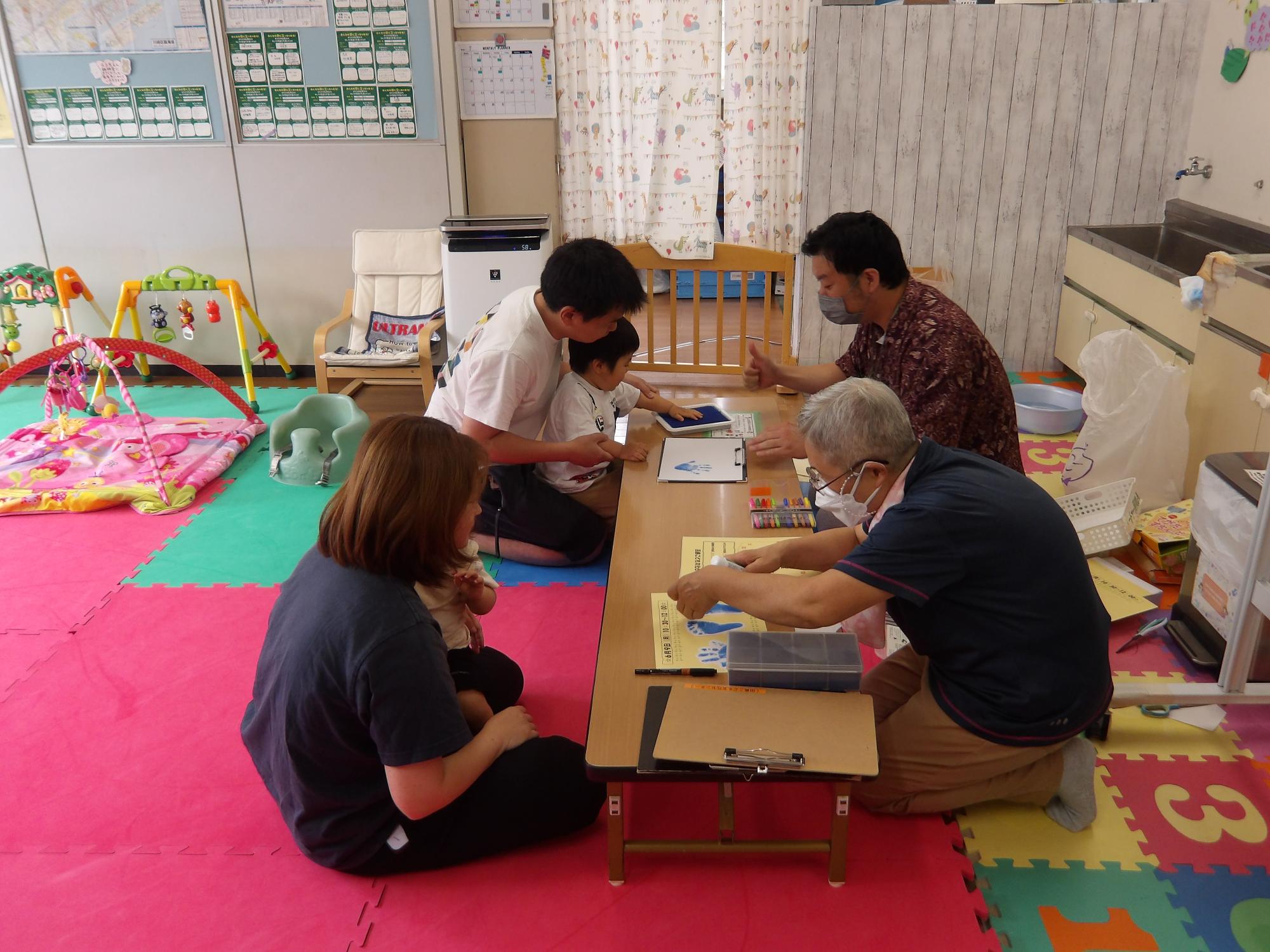 手形スタンプを押している様子の写真