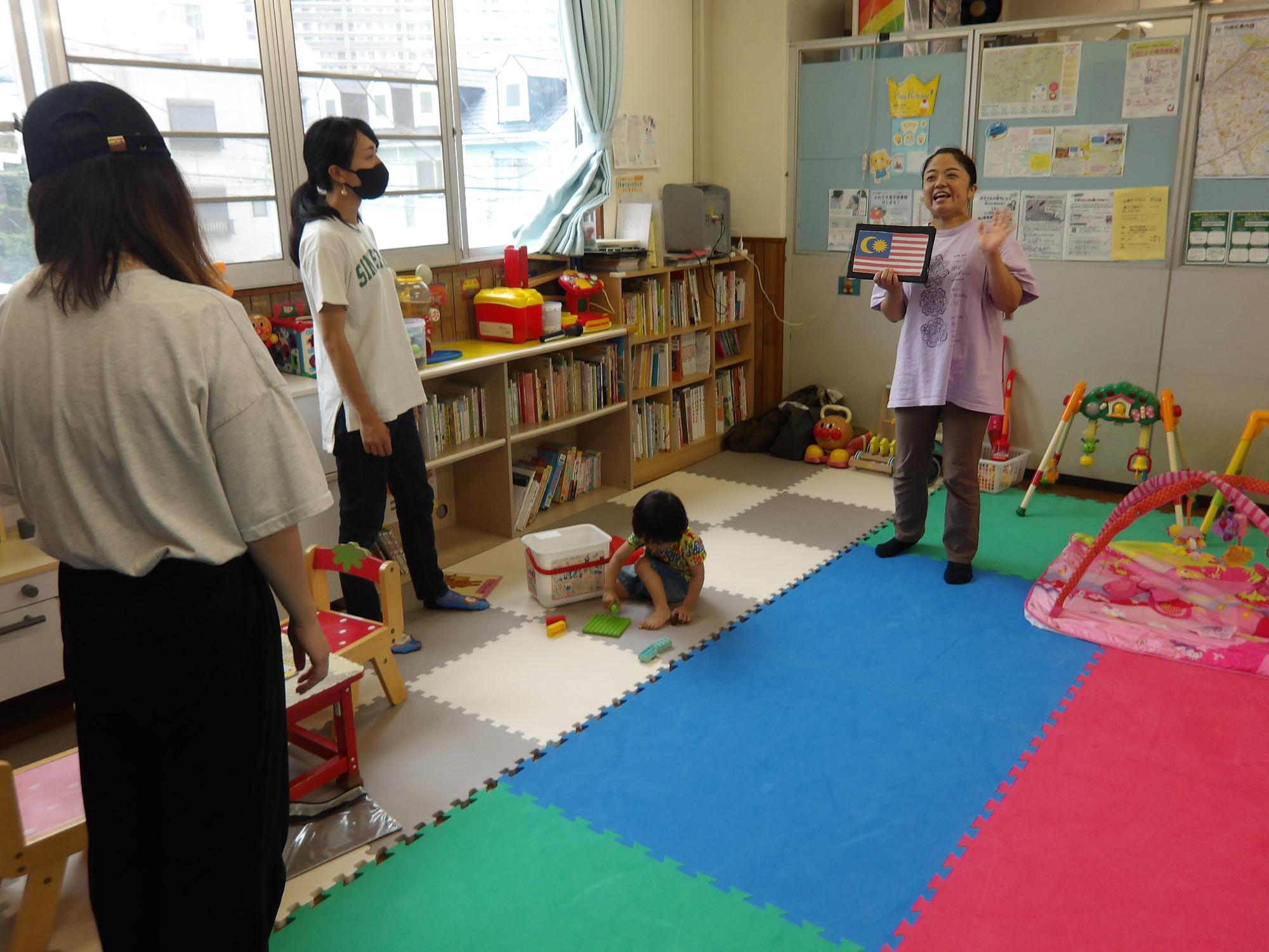色々な国のことばであいさつをしている様子の写真