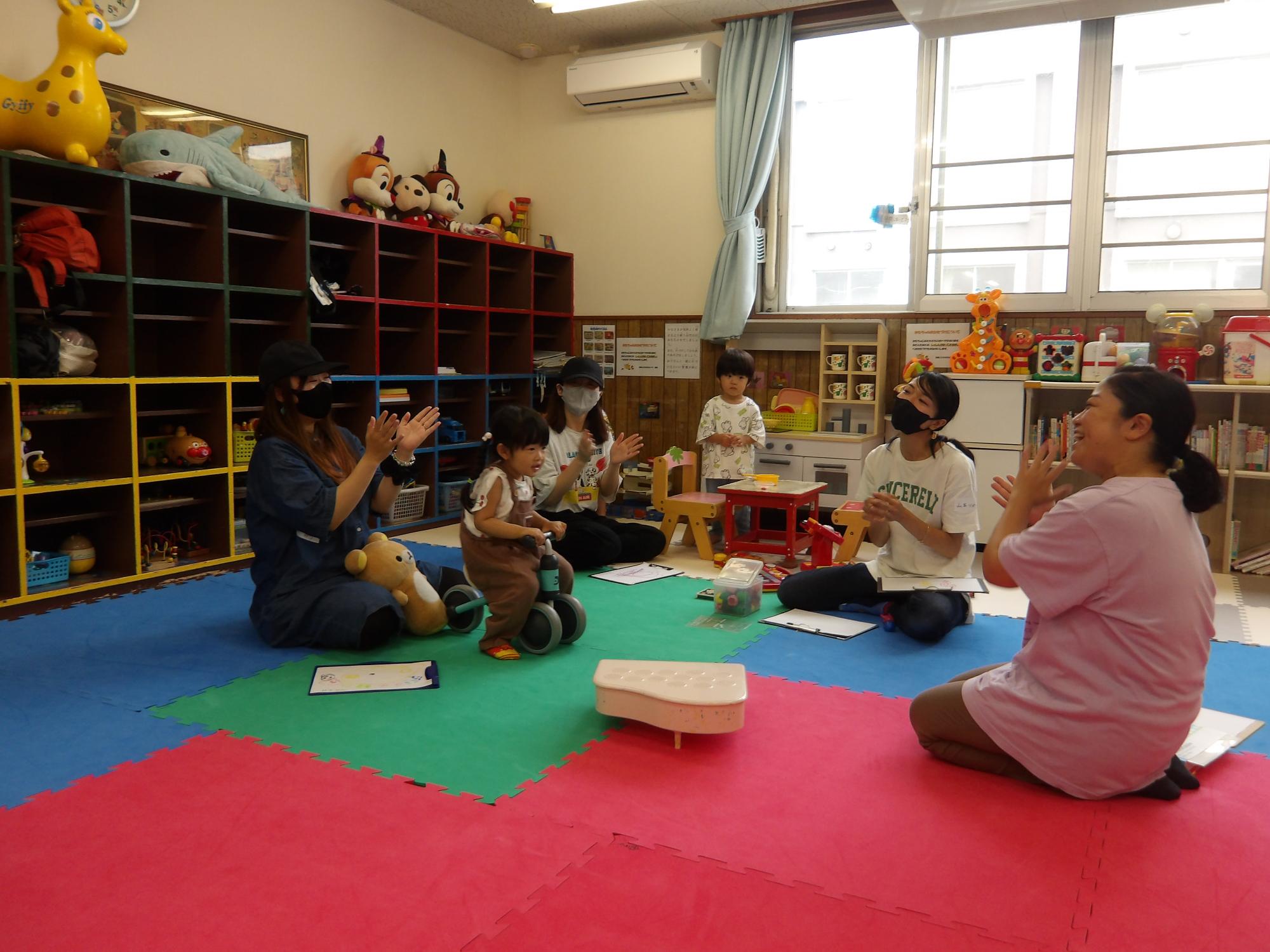 色々な国のことばで誕生日の歌を歌っている様子の写真