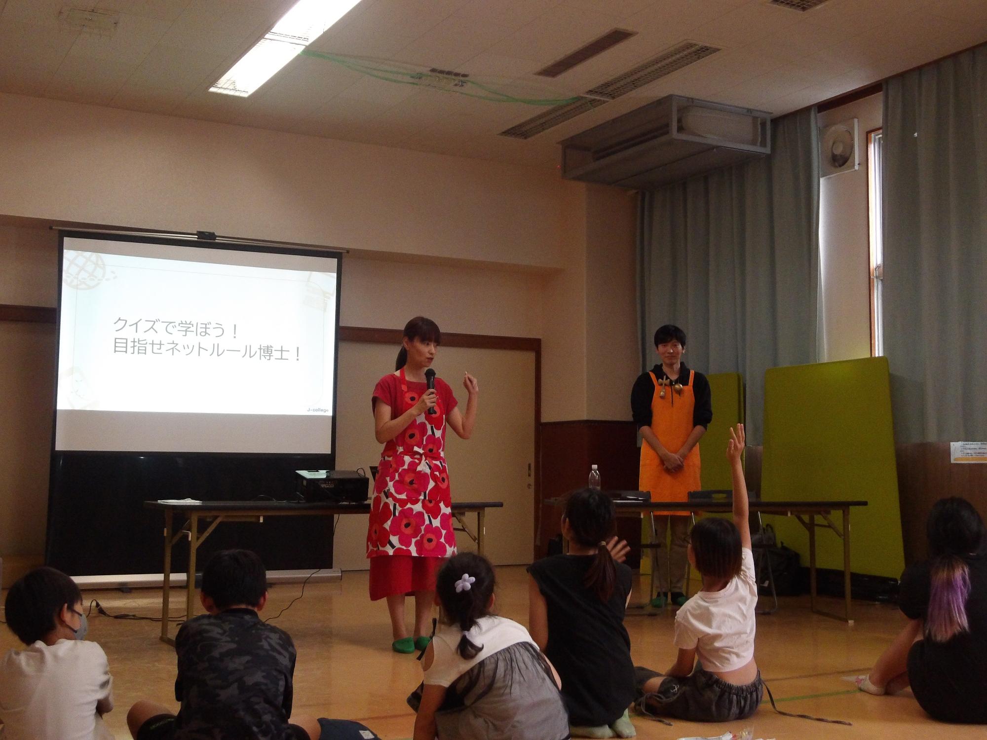 ITリテラシー講座の説明を受けている様子の写真
