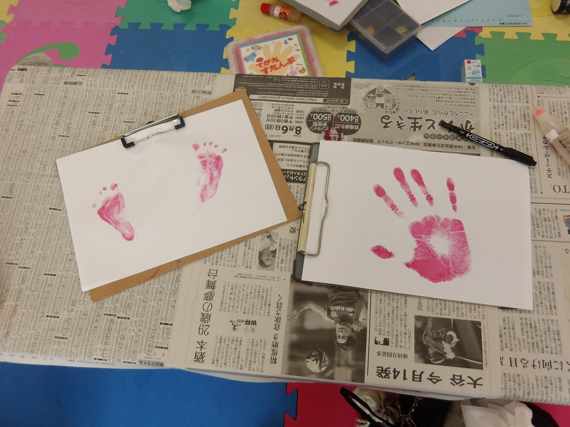 幼児と成人の手形スタンプの写真