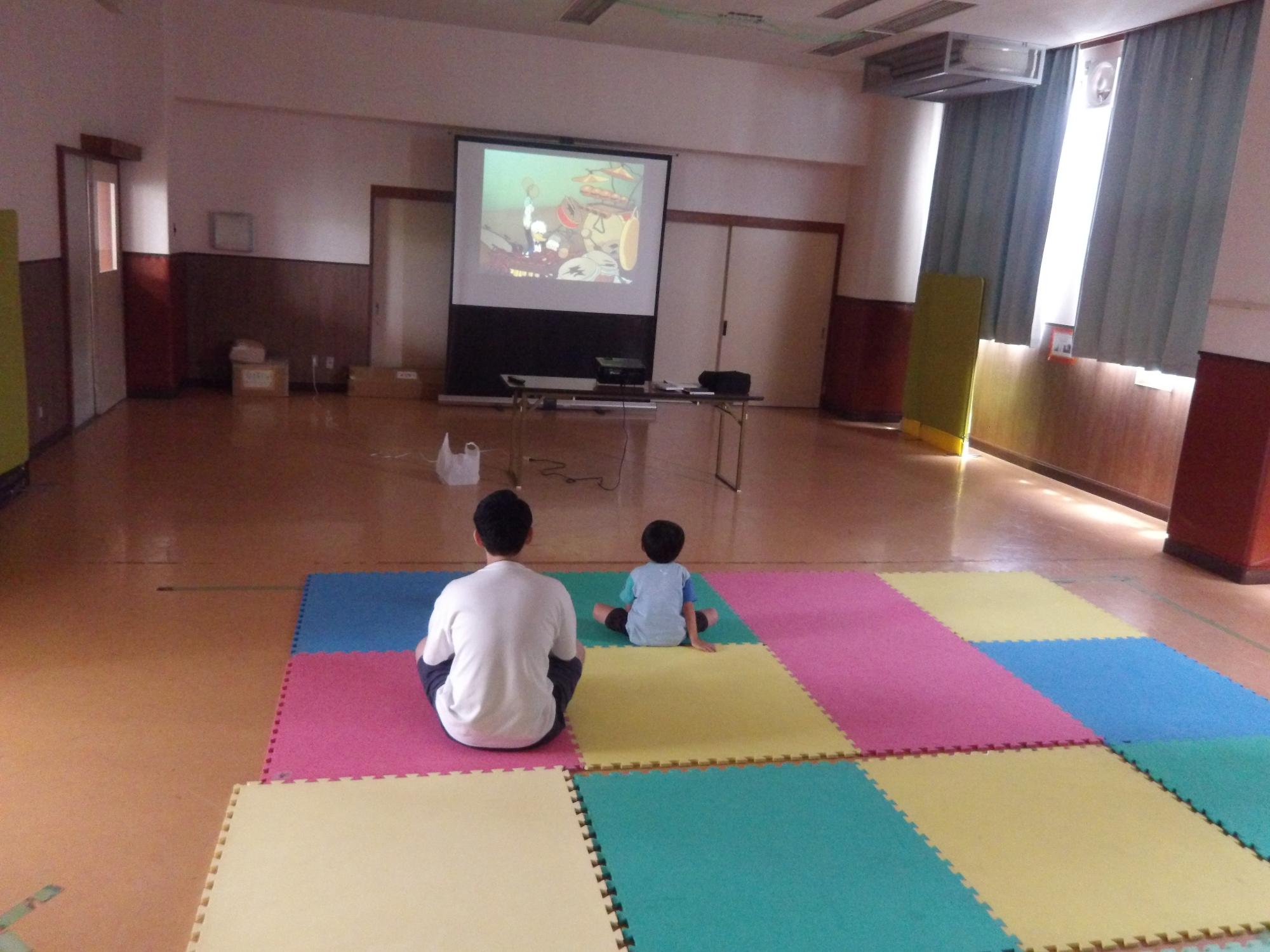 映画を見ている様子の写真