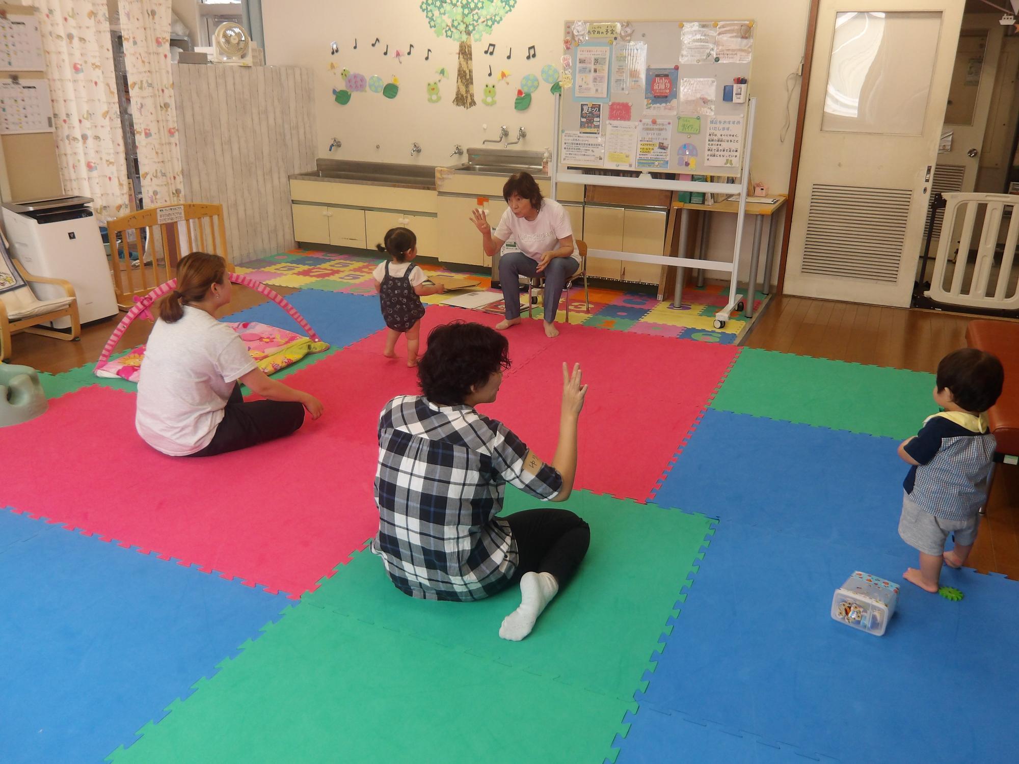 手遊びをしている様子の写真