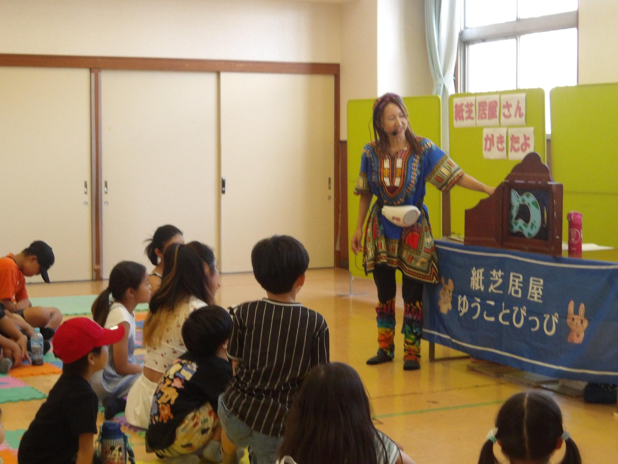 紙芝居を聞いている様子の写真