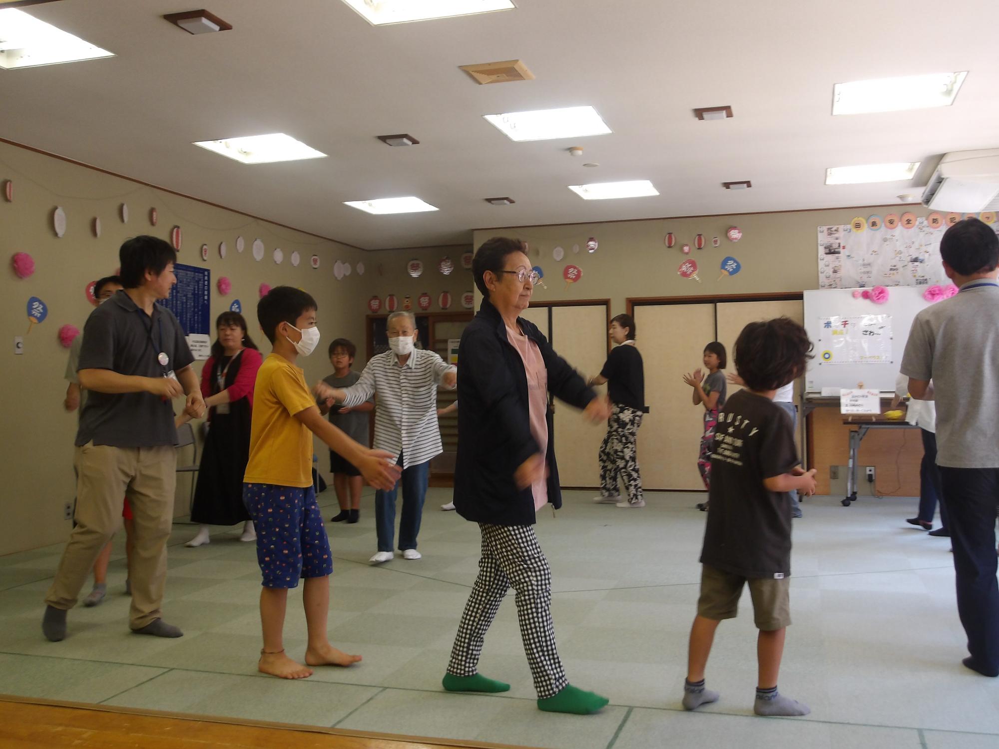 盆踊りの練習をしている様子の写真