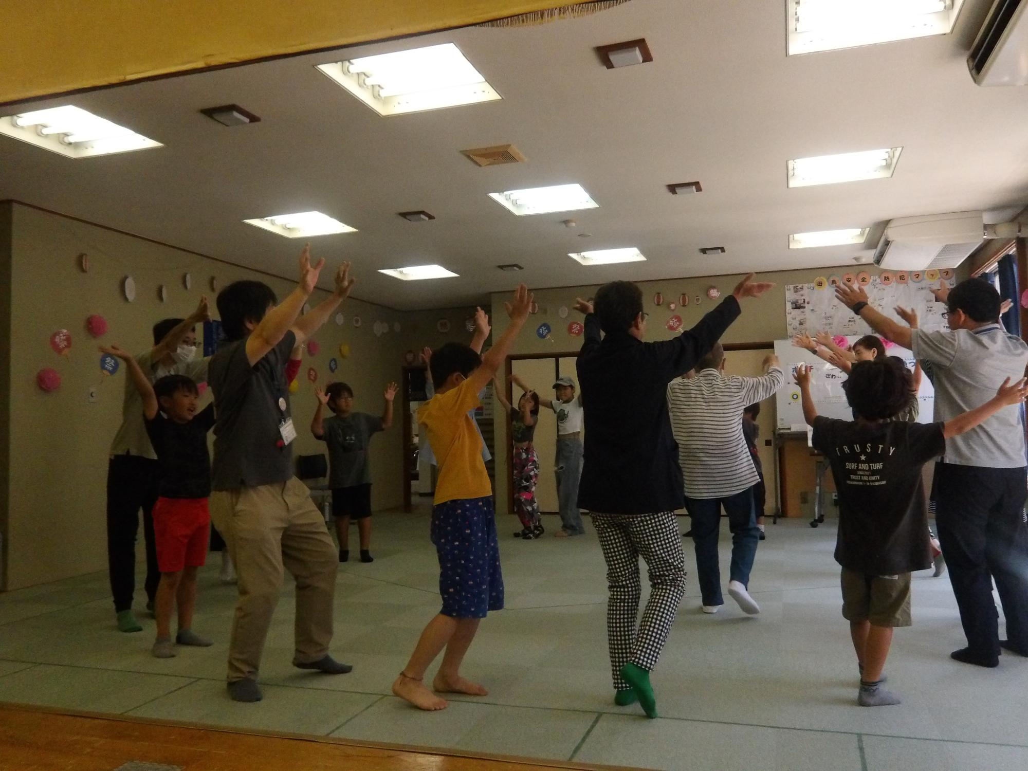 盆踊りの練習をしている様子の写真