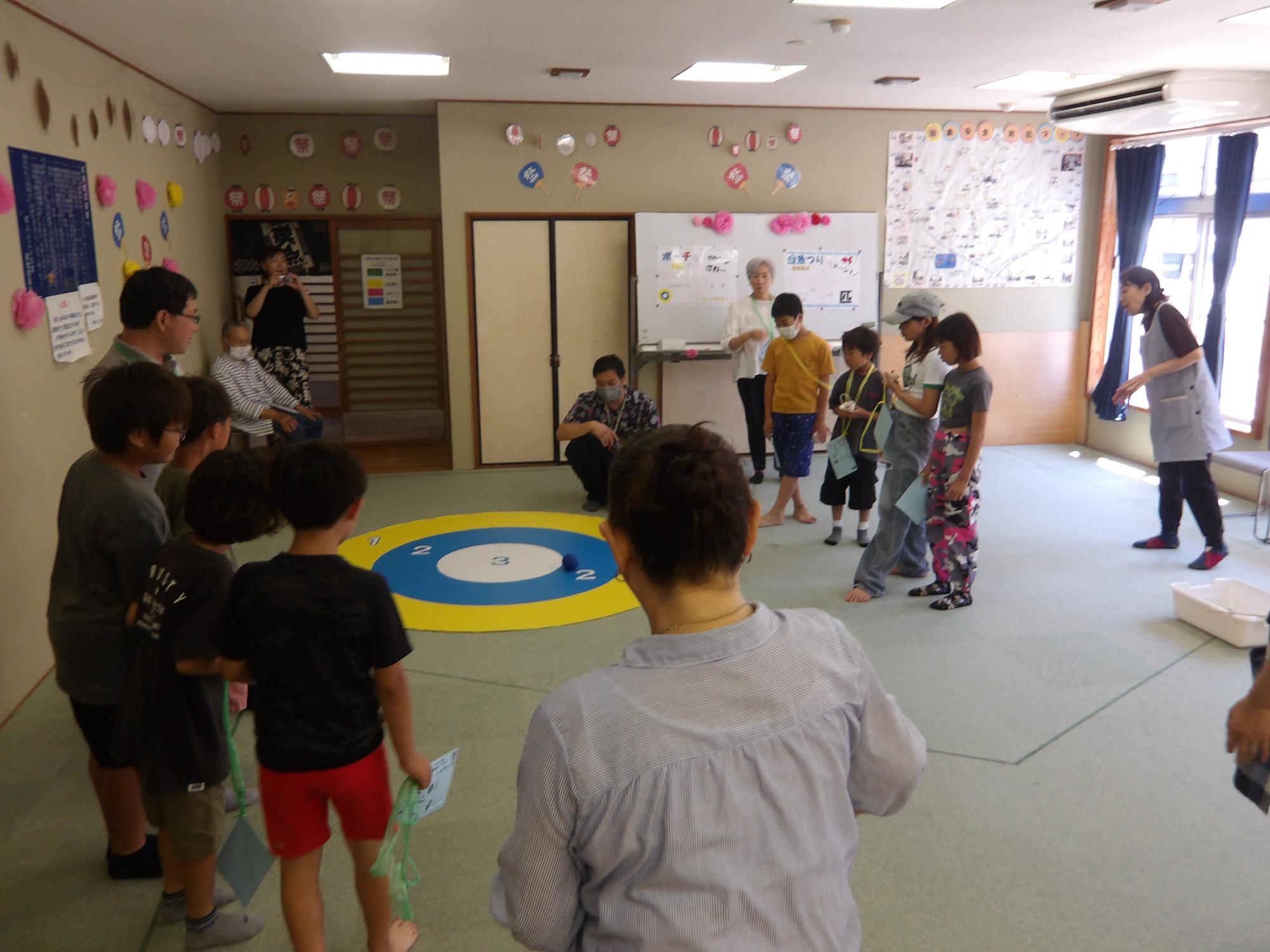 参加者でボッチャゲームをしている様子の写真