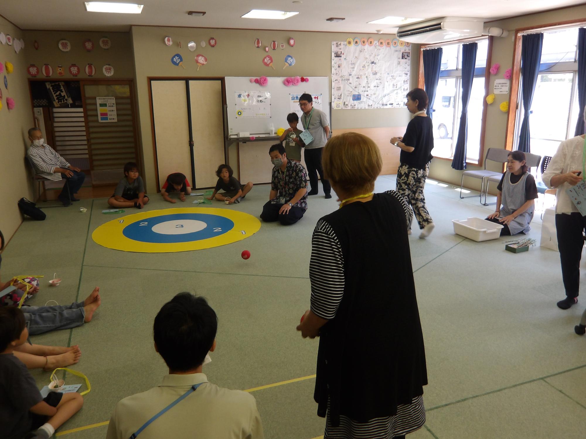 地域住民がボッチャゲームをしている様子の写真