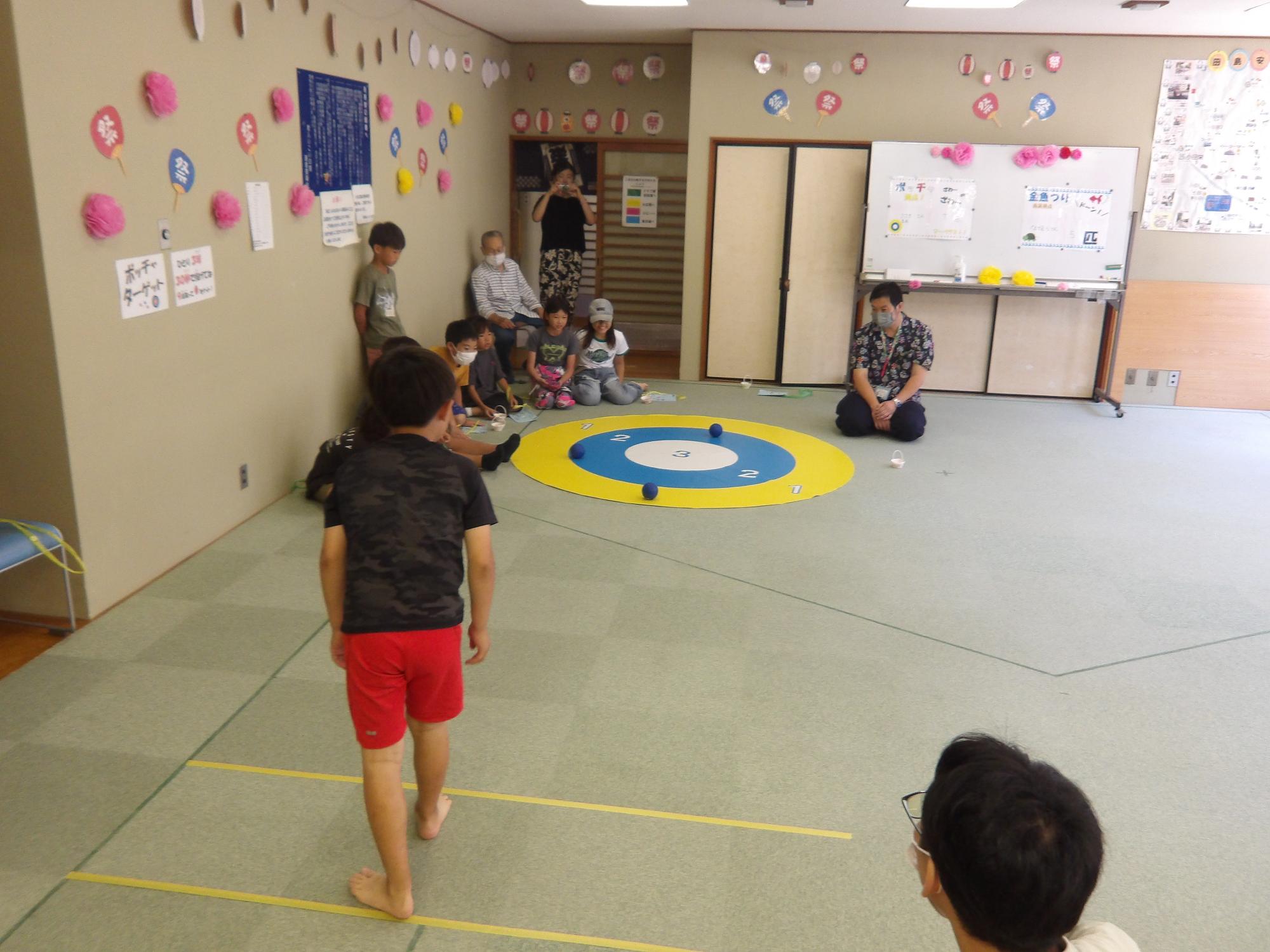こどもがボッチャゲームをしている様子の写真