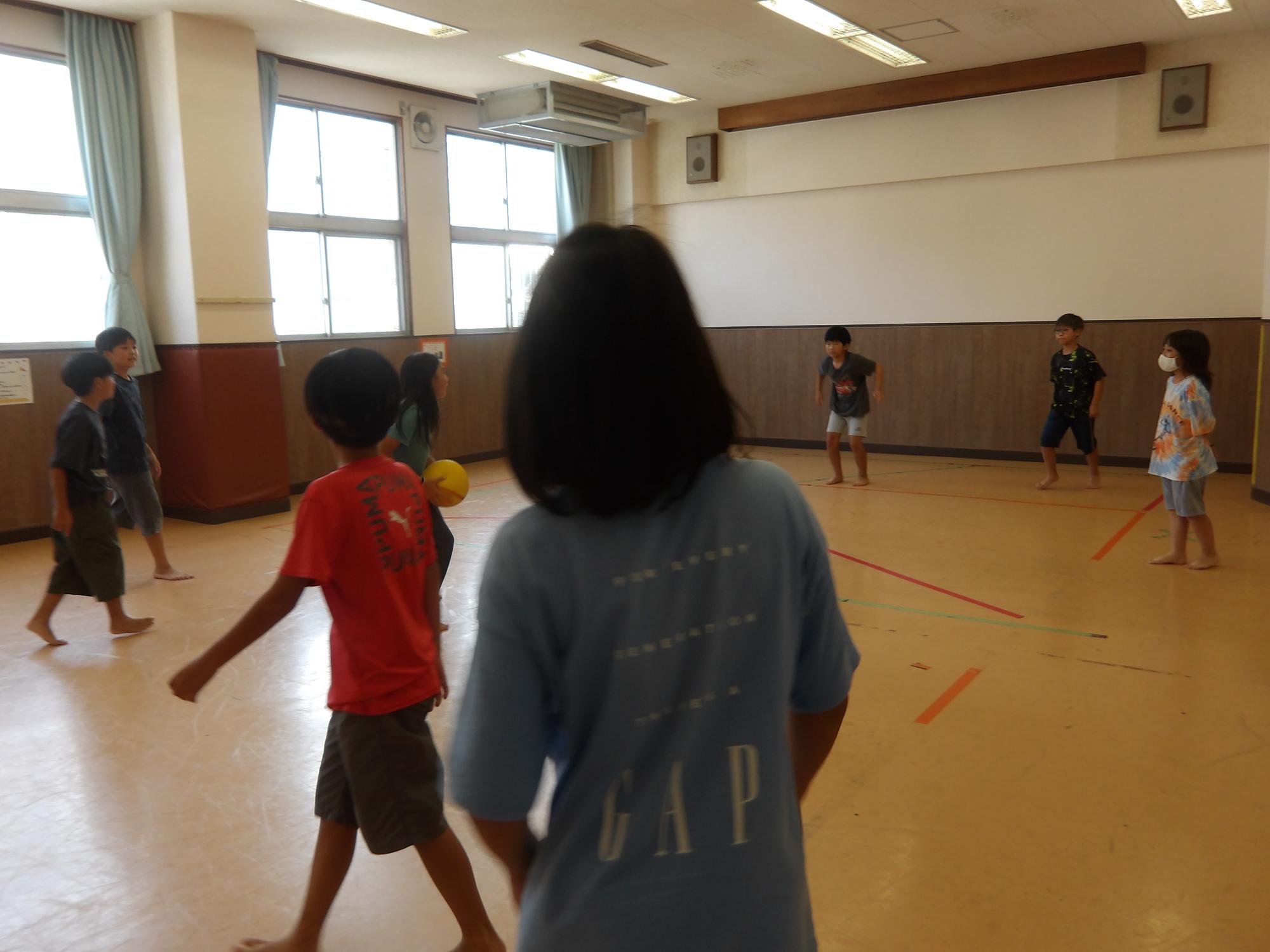 ドッジボールで遊んでいる様子の写真