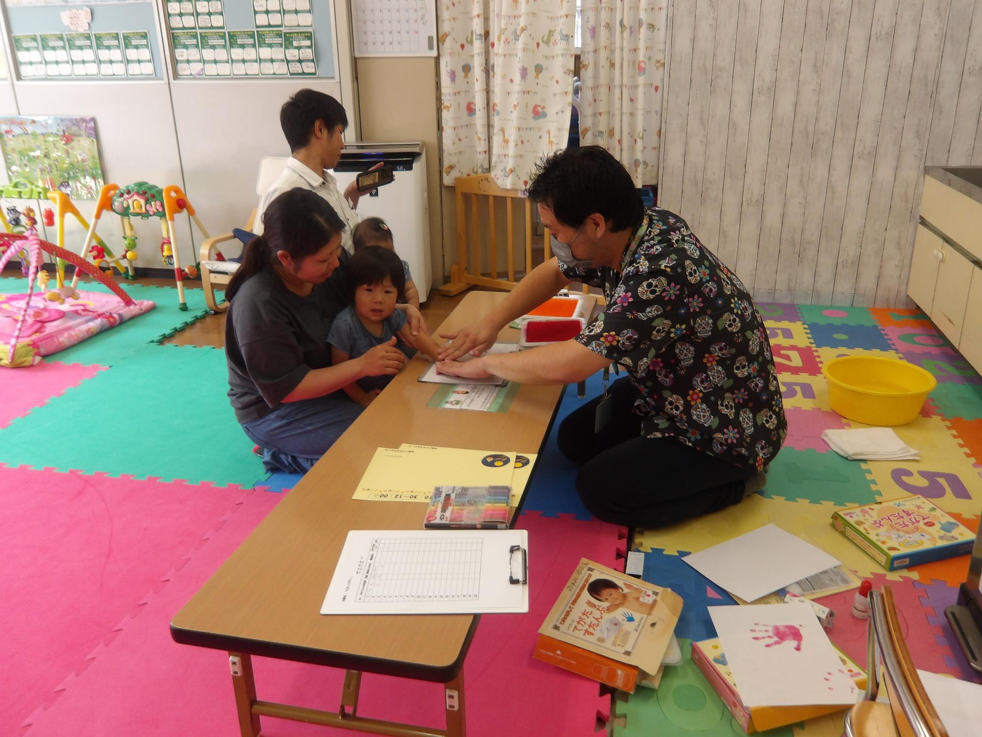 手形足型スタンプをしている様子の写真