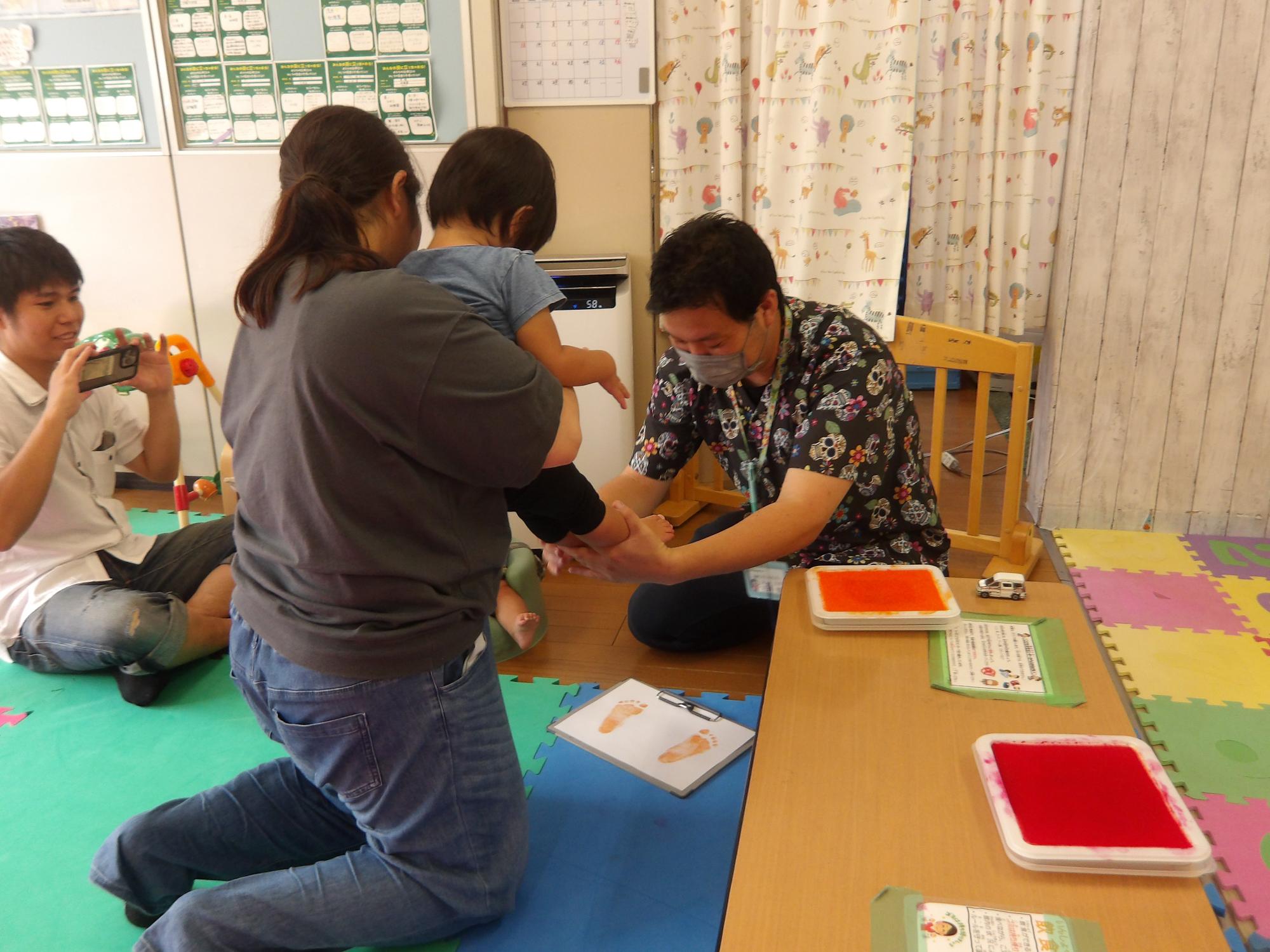 手形足型スタンプをしている様子の写真