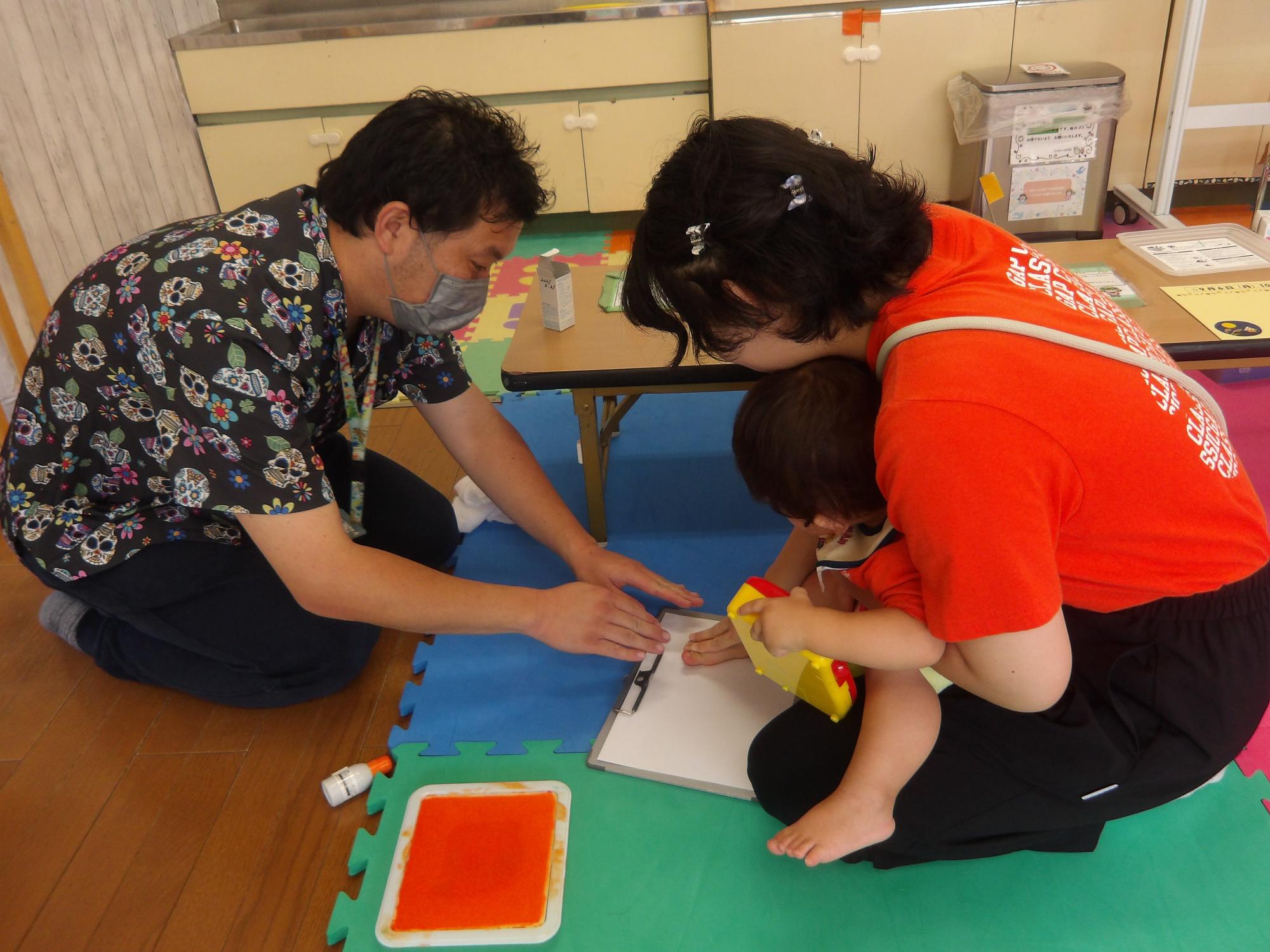 手形足型スタンプをしている様子の写真