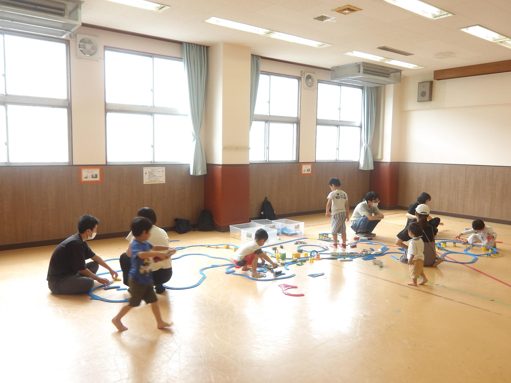 プラレールで遊んでいる様子の写真