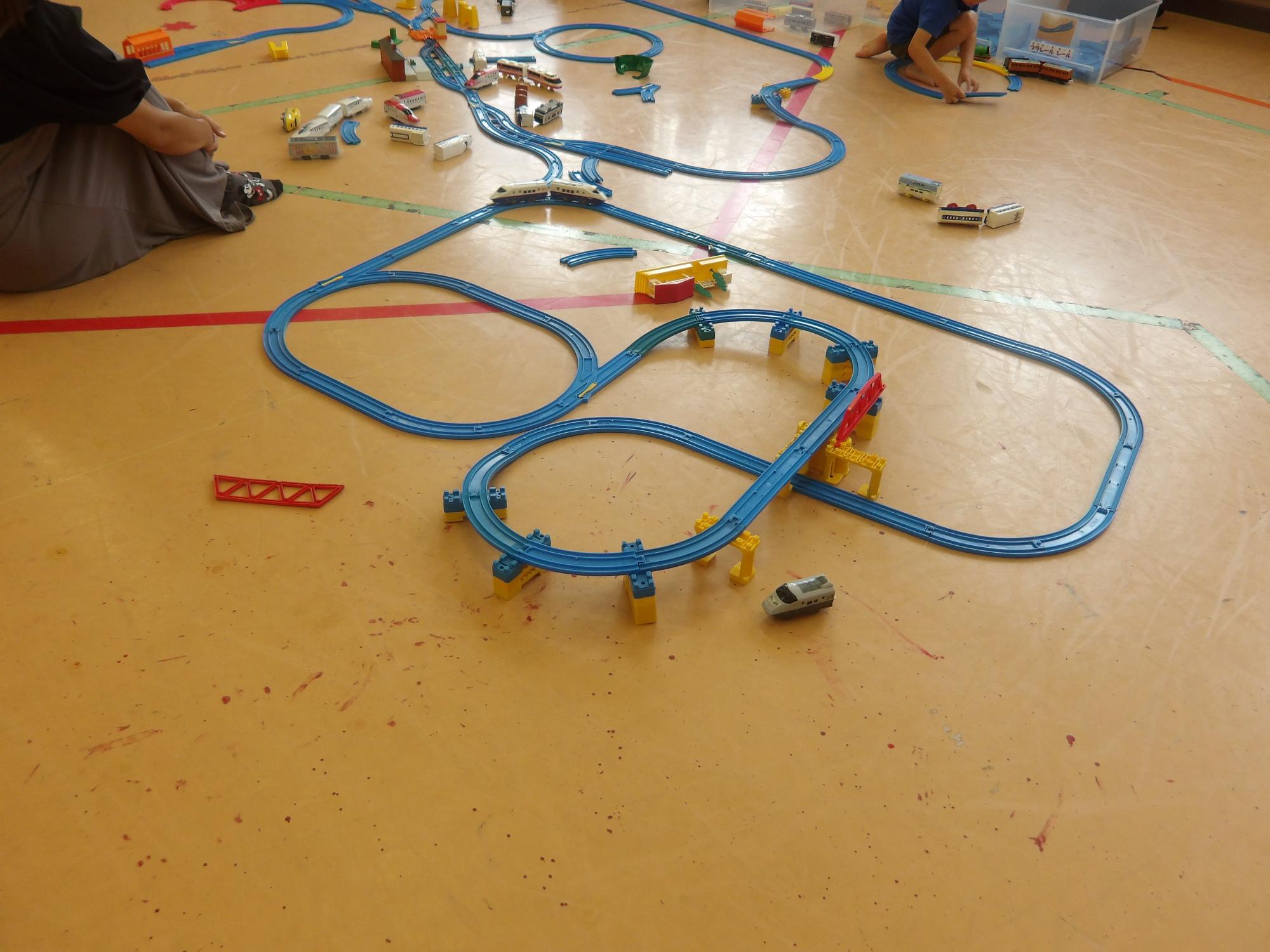 プラレールで遊んでいる様子の写真