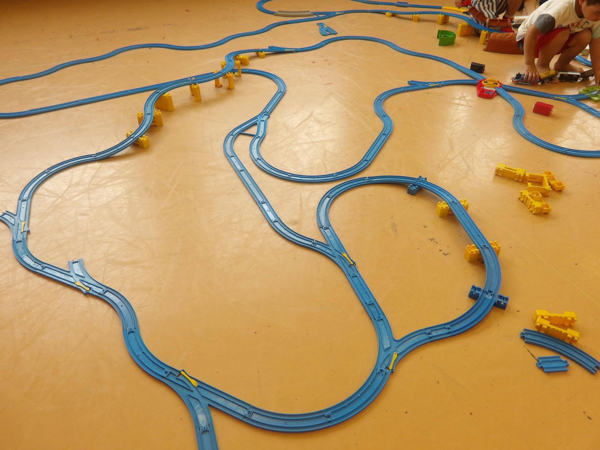 プラレールで遊んでいる様子の写真