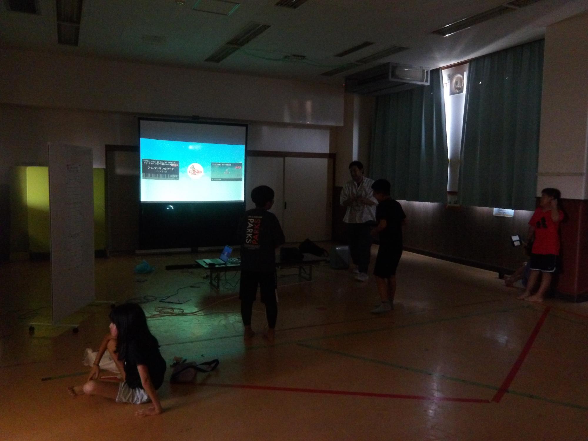 歌を歌っている様子の写真