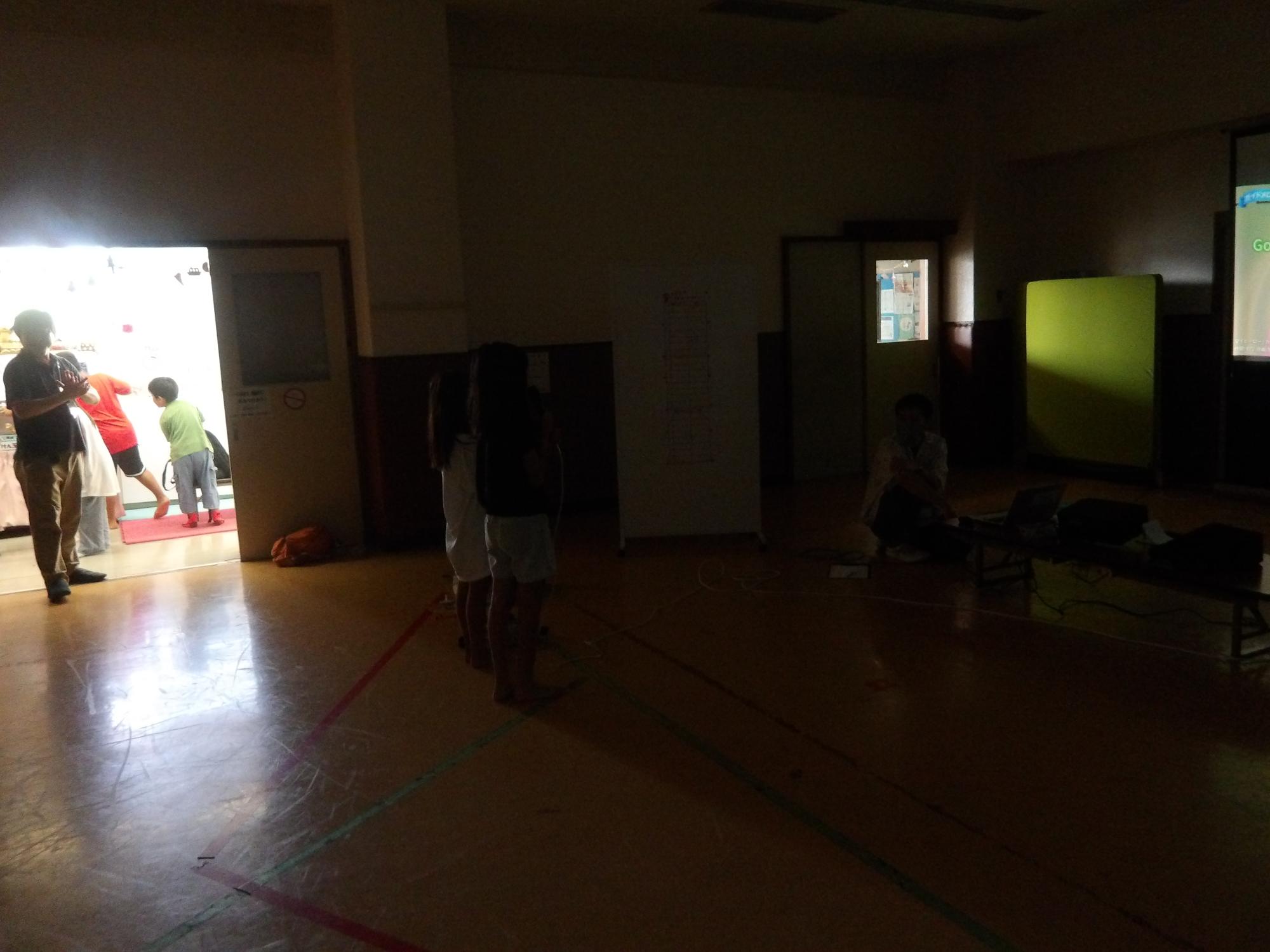 歌を歌っている写真