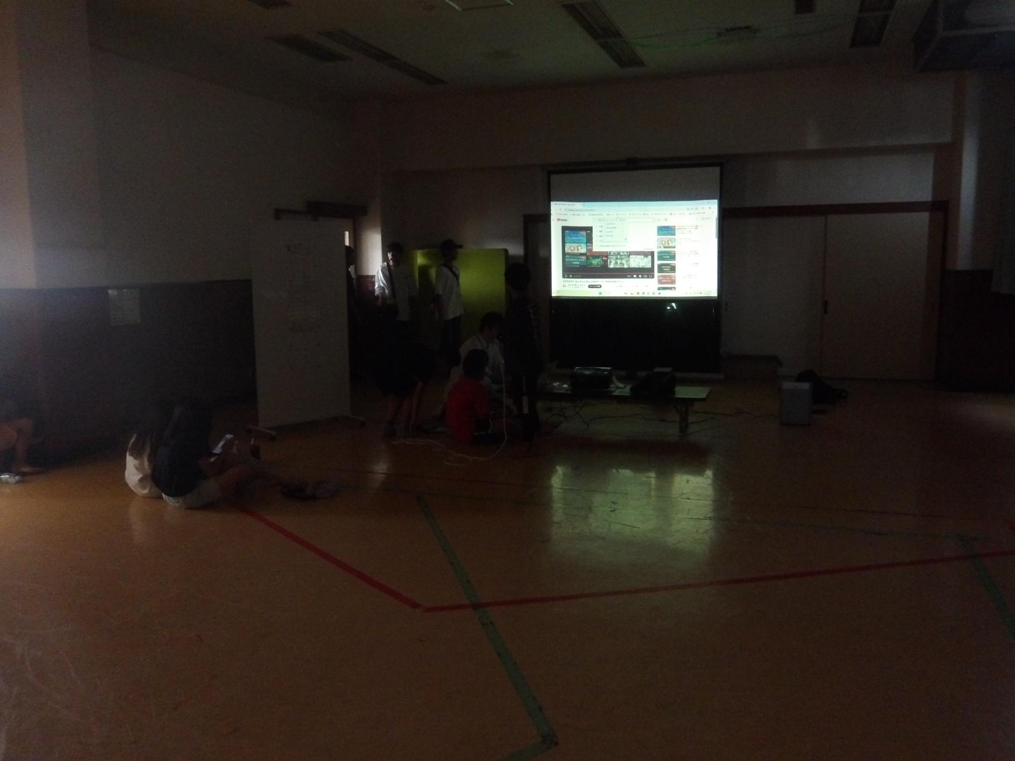 歌を歌っている様子の写真