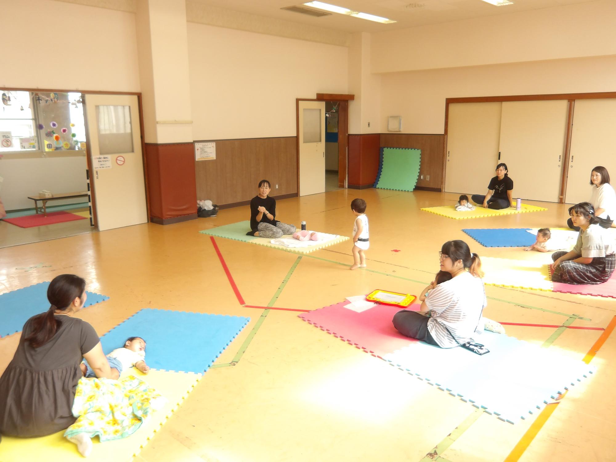 ベビーマッサージの説明を聞いている様子の写真