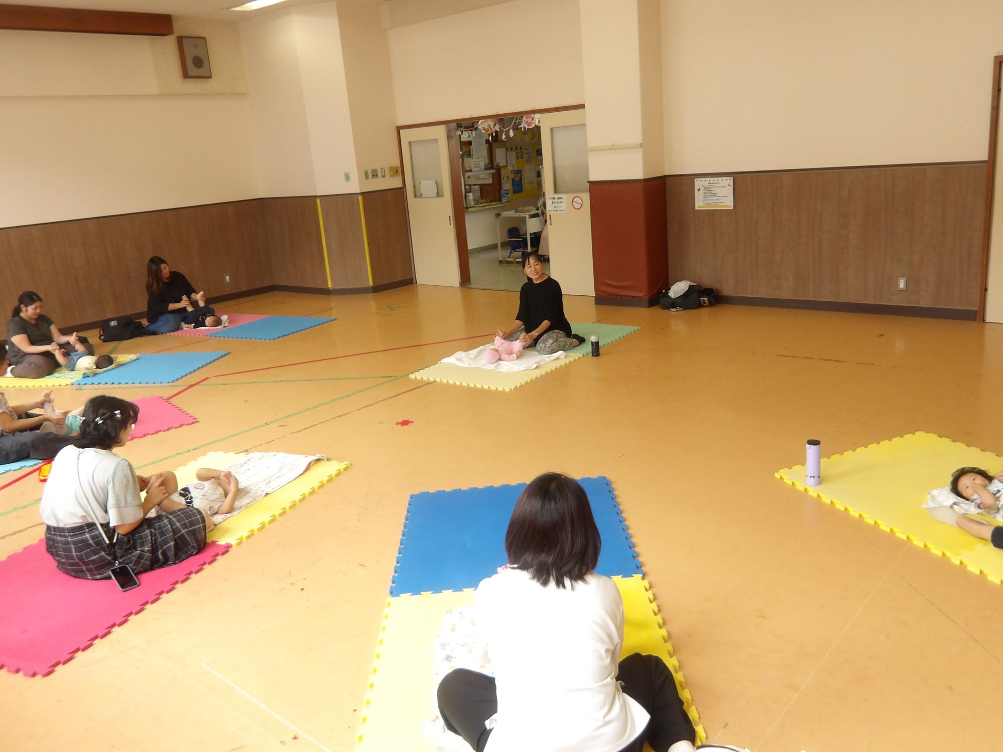 ベビーマッサージをしている様子の写真